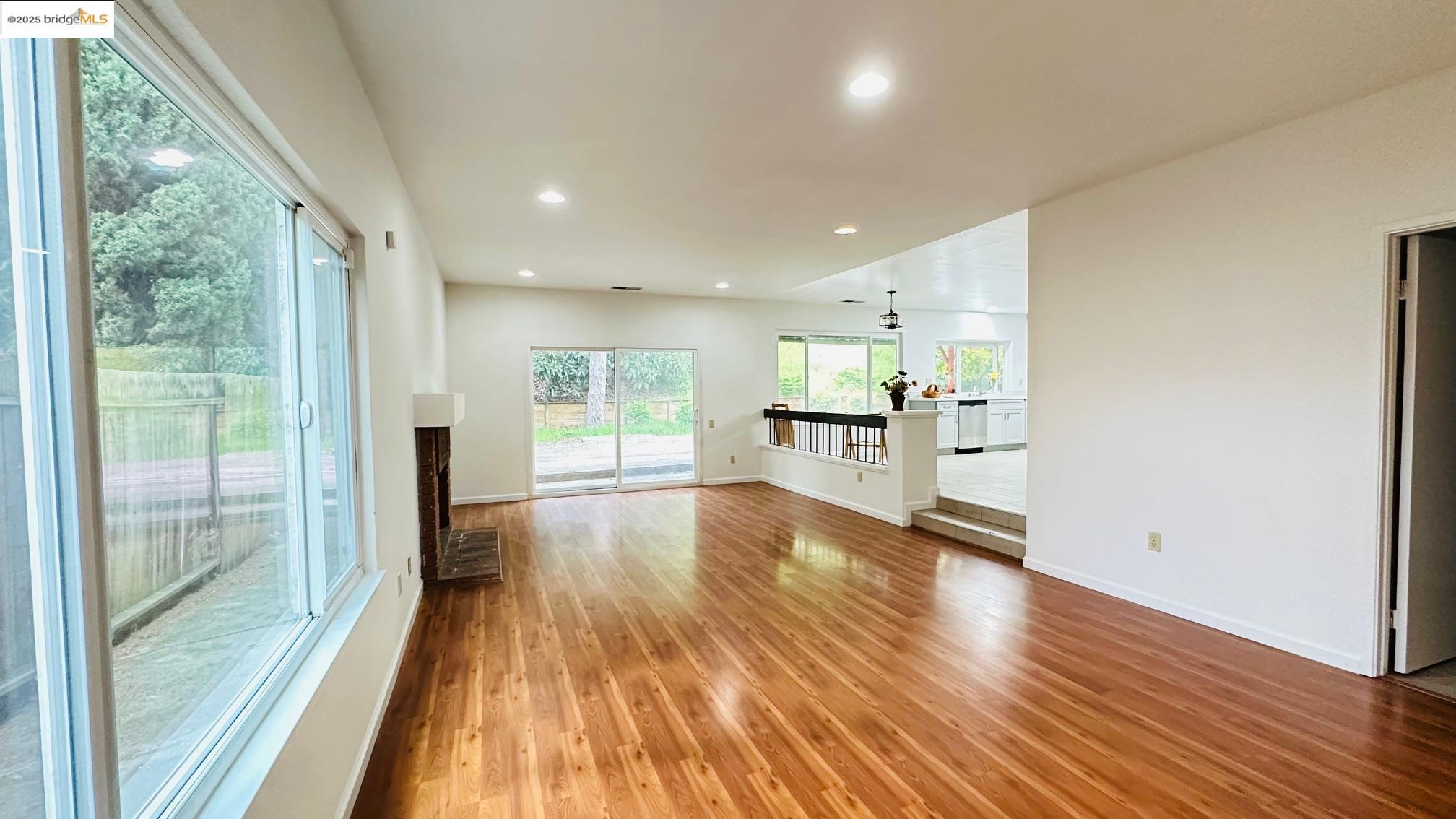 Detail Gallery Image 14 of 43 For 3593 Morningside Dr, Richmond,  CA 94803 - 5 Beds | 3/1 Baths