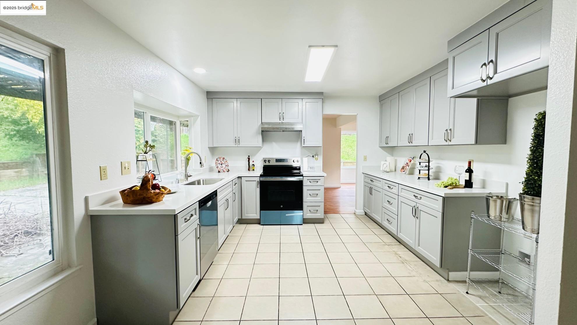 Detail Gallery Image 6 of 43 For 3593 Morningside Dr, Richmond,  CA 94803 - 5 Beds | 3/1 Baths