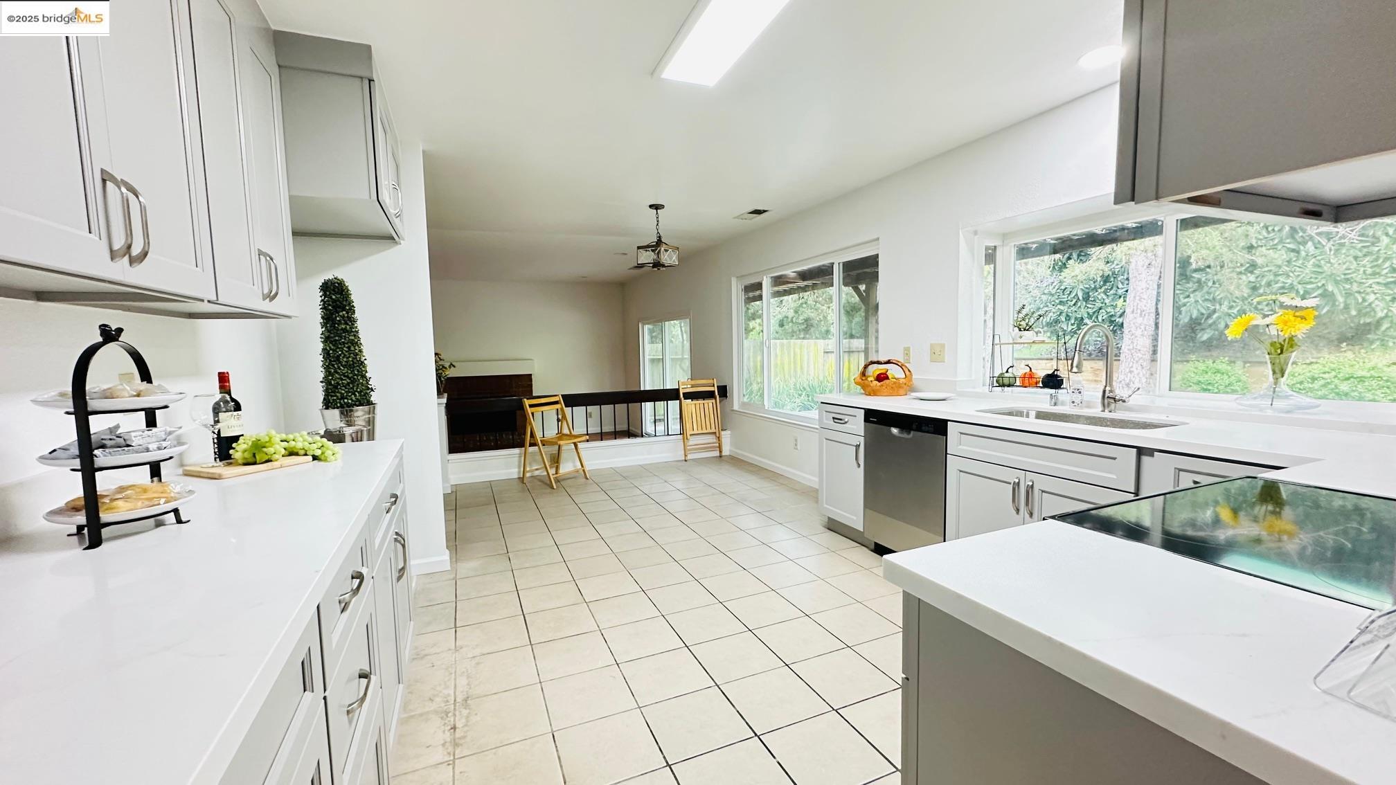 Detail Gallery Image 7 of 43 For 3593 Morningside Dr, Richmond,  CA 94803 - 5 Beds | 3/1 Baths