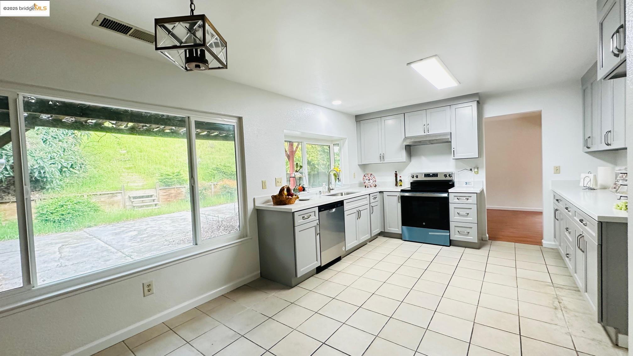 Detail Gallery Image 9 of 43 For 3593 Morningside Dr, Richmond,  CA 94803 - 5 Beds | 3/1 Baths
