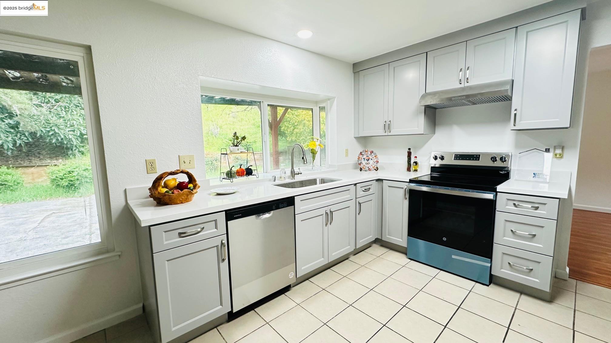 Detail Gallery Image 10 of 43 For 3593 Morningside Dr, Richmond,  CA 94803 - 5 Beds | 3/1 Baths
