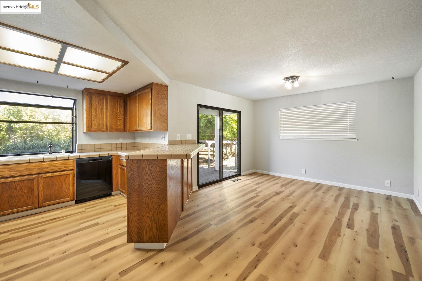 Detail Gallery Image 13 of 37 For 610 Stanley Ln, El Sobrante,  CA 94803 - 3 Beds | 2/1 Baths