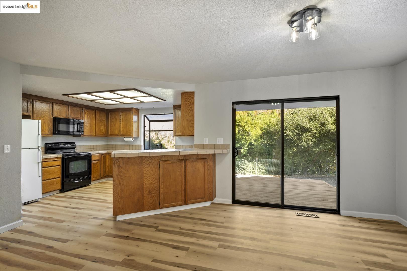 Detail Gallery Image 14 of 37 For 610 Stanley Ln, El Sobrante,  CA 94803 - 3 Beds | 2/1 Baths