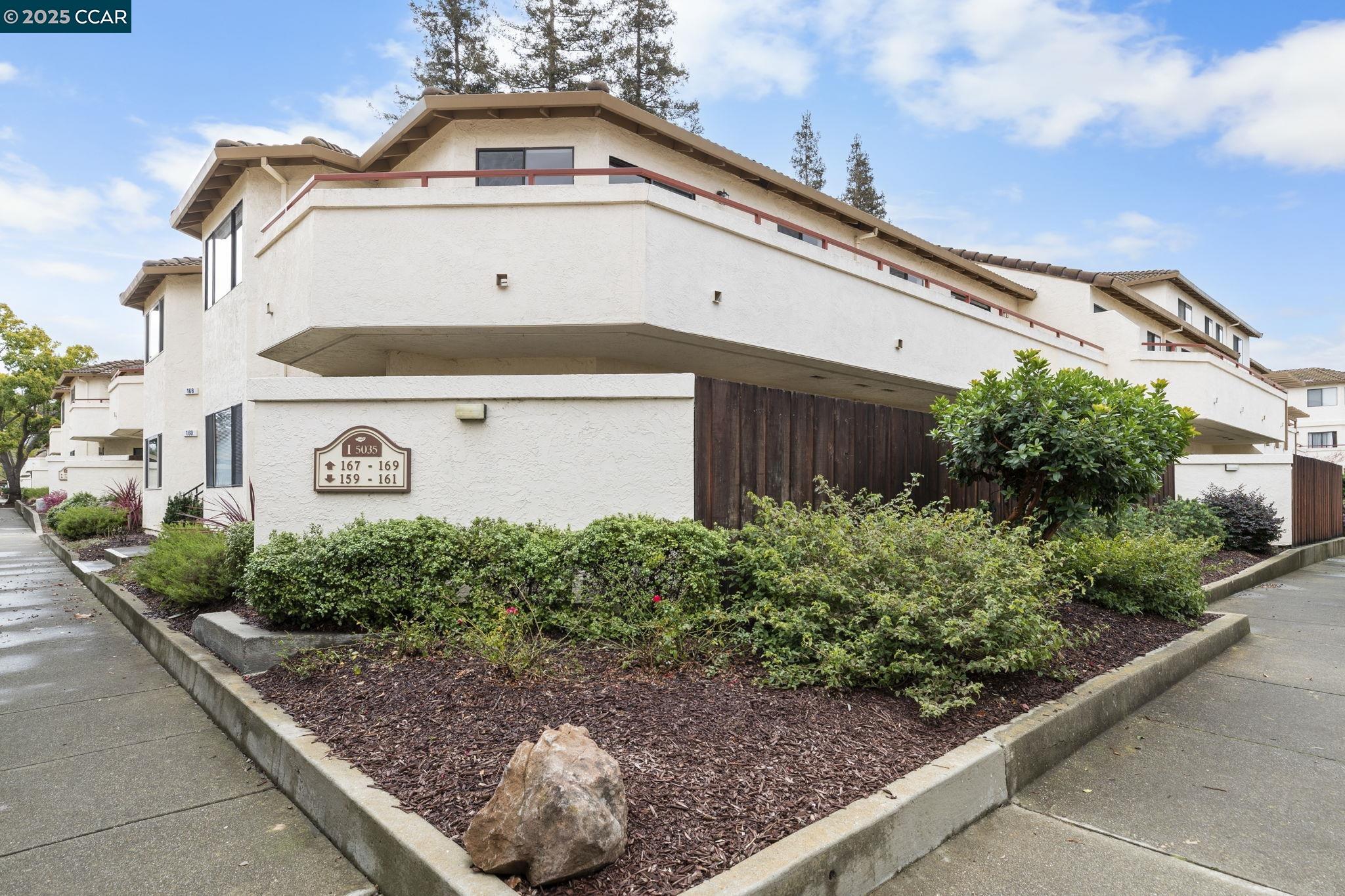 Browse active condo listings in VALLEY TERRACE