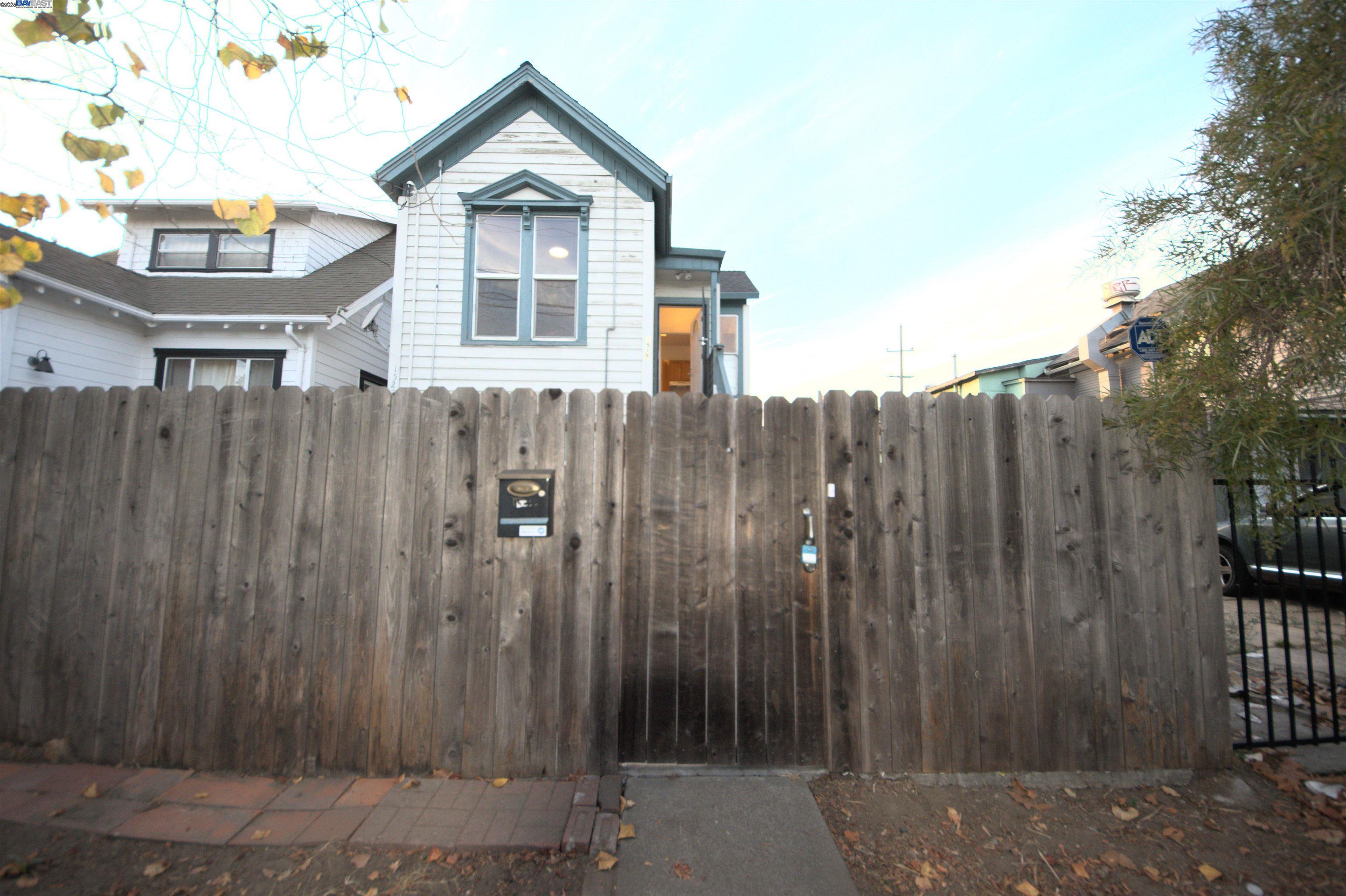 Detail Gallery Image 1 of 1 For 1527 Campbell St, Oakland,  CA 94607 - 3 Beds | 2/1 Baths