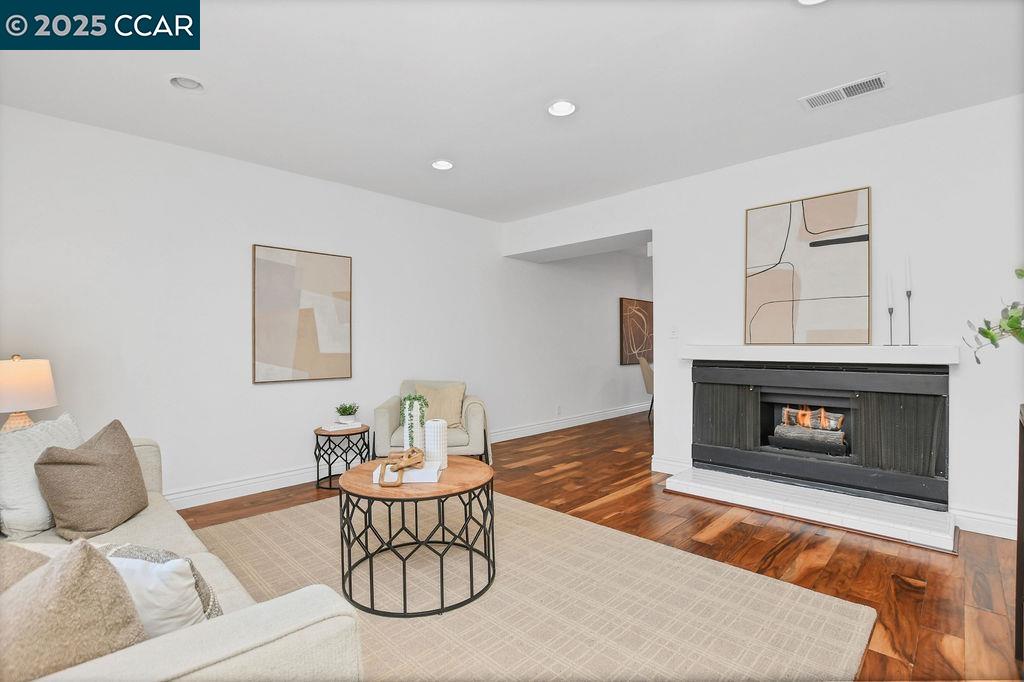 Detail Gallery Image 3 of 26 For 1288 Pine Creek Way #G,  Concord,  CA 94520 - 2 Beds | 1/1 Baths