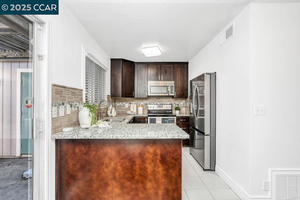 Detail Gallery Image 8 of 26 For 1288 Pine Creek Way #G,  Concord,  CA 94520 - 2 Beds | 1/1 Baths