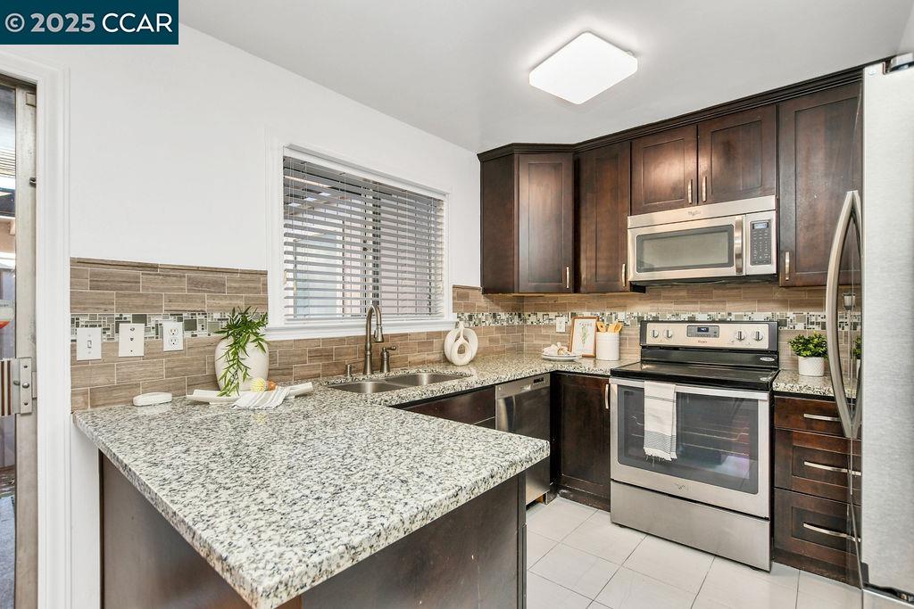 Detail Gallery Image 9 of 26 For 1288 Pine Creek Way #G,  Concord,  CA 94520 - 2 Beds | 1/1 Baths