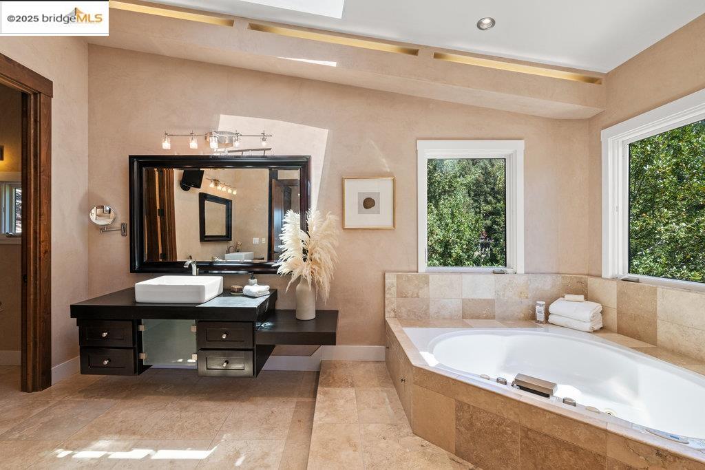 Detail Gallery Image 34 of 59 For 1991 Tunnel Rd, Berkeley,  CA 94705 - 4 Beds | 4 Baths