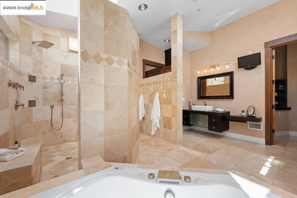 Detail Gallery Image 37 of 59 For 1991 Tunnel Rd, Berkeley,  CA 94705 - 4 Beds | 4 Baths