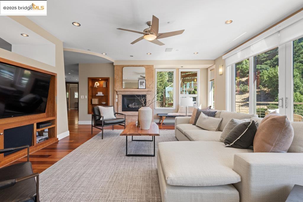 Detail Gallery Image 10 of 59 For 1991 Tunnel Rd, Berkeley,  CA 94705 - 4 Beds | 4 Baths