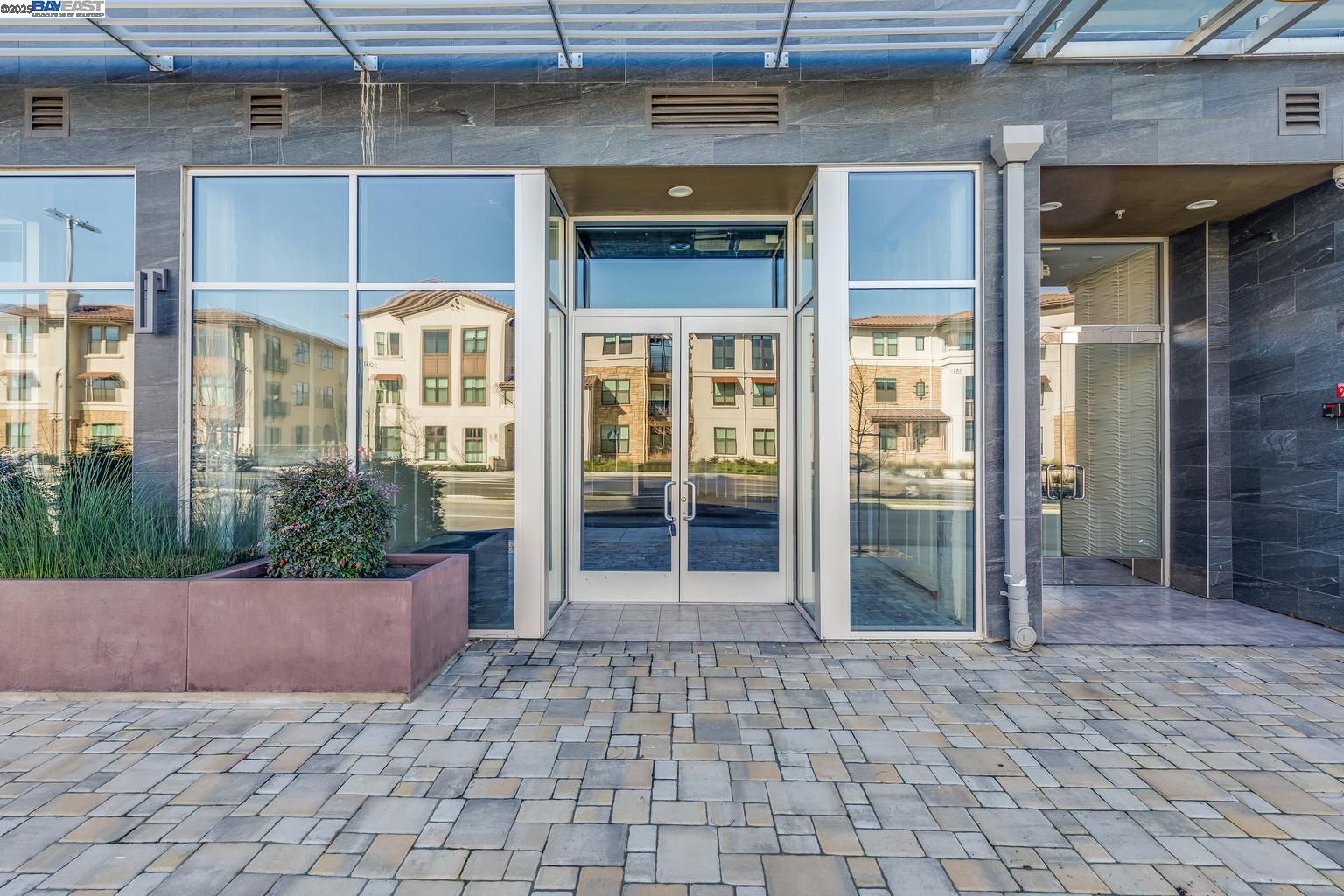Detail Gallery Image 2 of 26 For 520 El Camino Real #201,  San Carlos,  CA 94070 - 2 Beds | 2 Baths