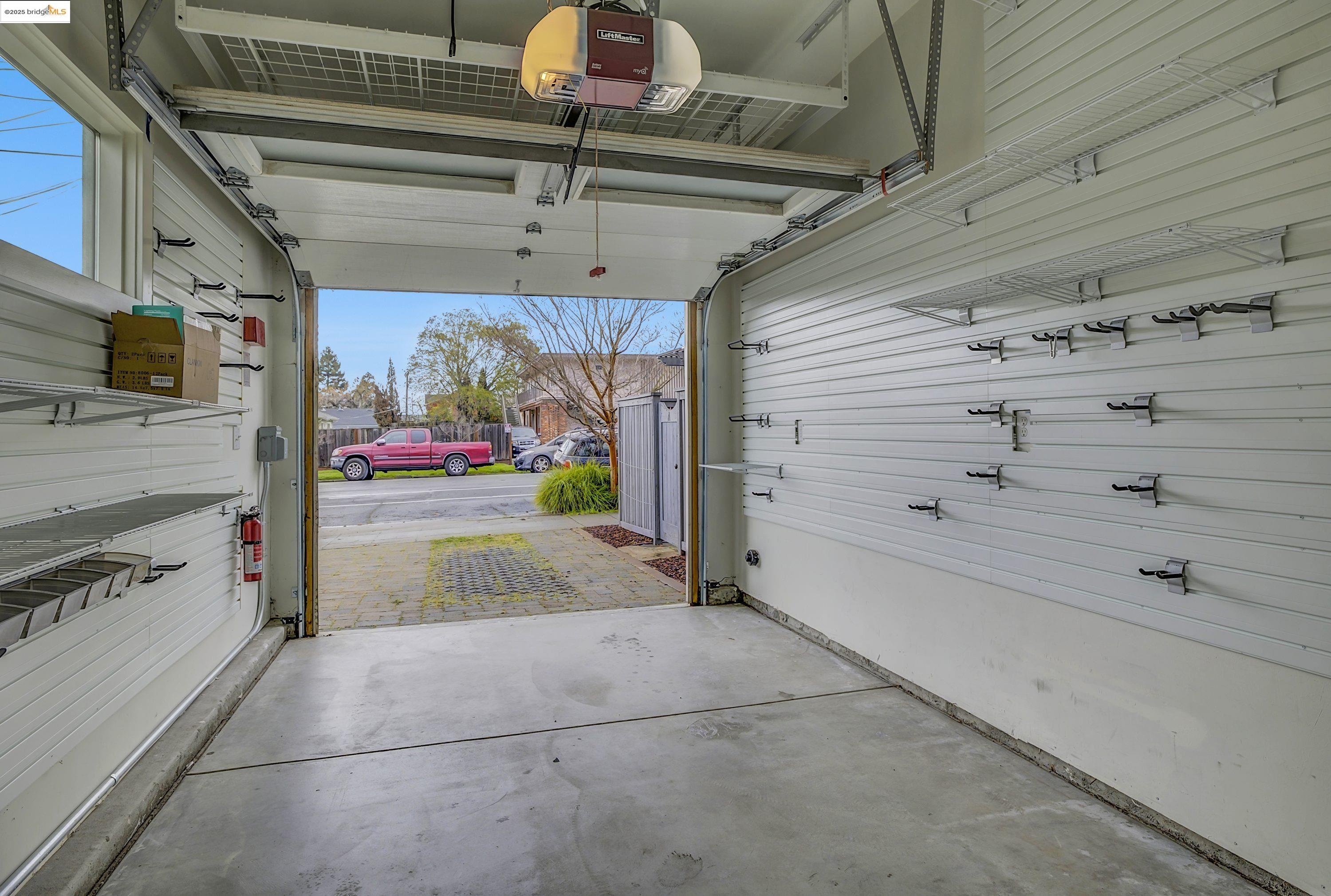 Detail Gallery Image 35 of 39 For 1911 9th St a,  Berkeley,  CA 94710 - 3 Beds | 2/1 Baths