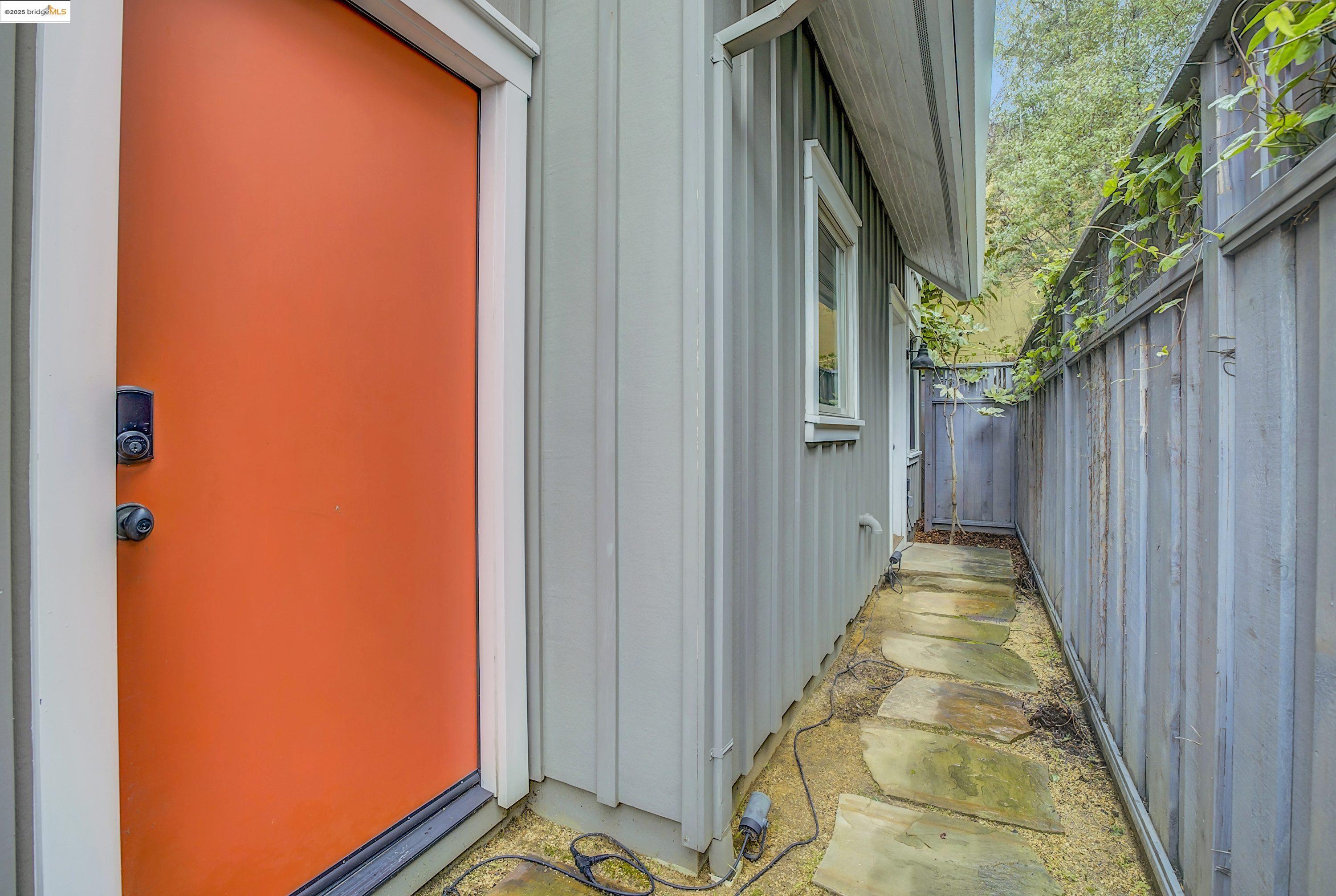 Detail Gallery Image 36 of 39 For 1911 9th St a,  Berkeley,  CA 94710 - 3 Beds | 2/1 Baths