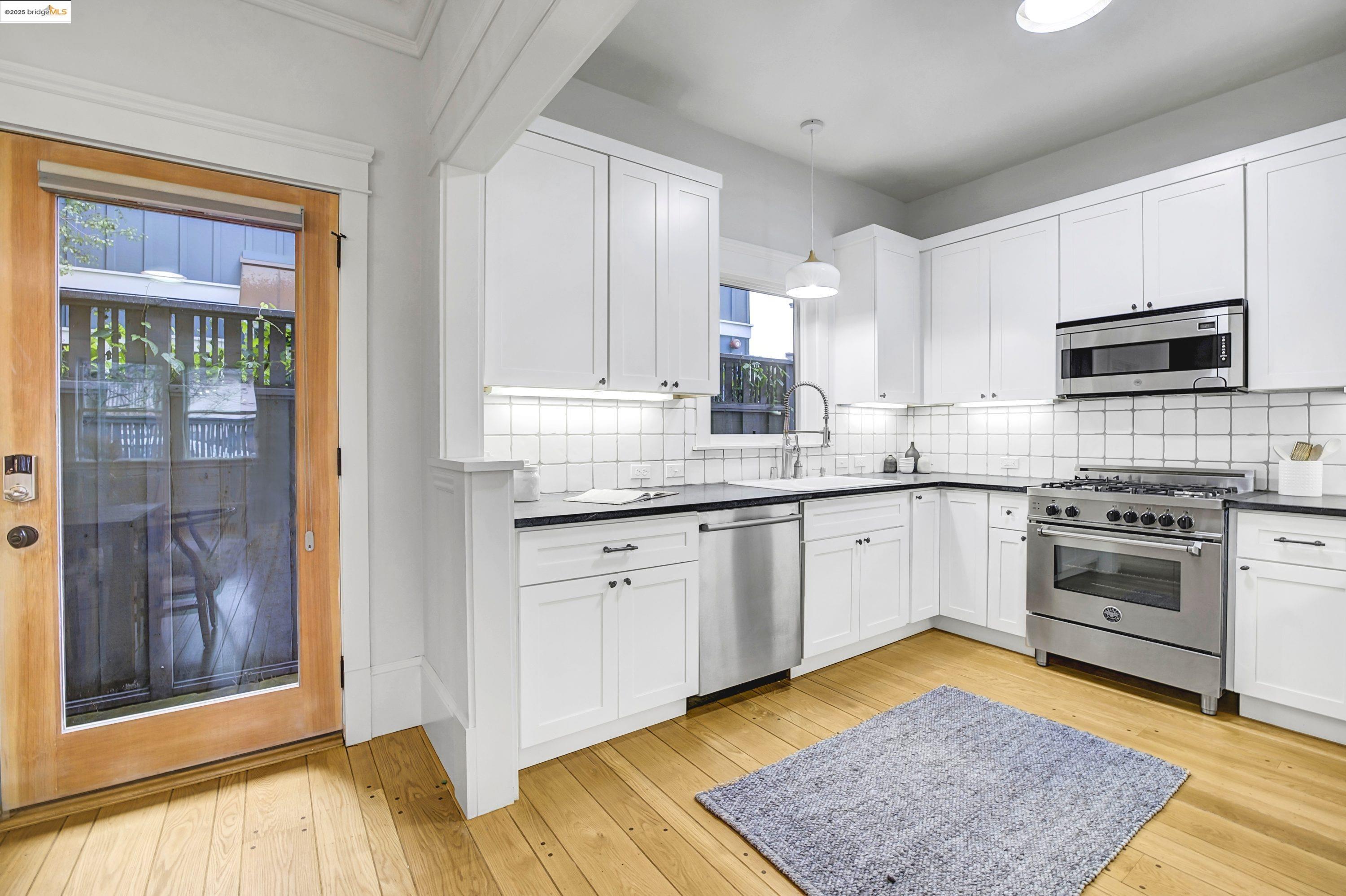 Detail Gallery Image 8 of 39 For 1911 9th St a,  Berkeley,  CA 94710 - 3 Beds | 2/1 Baths