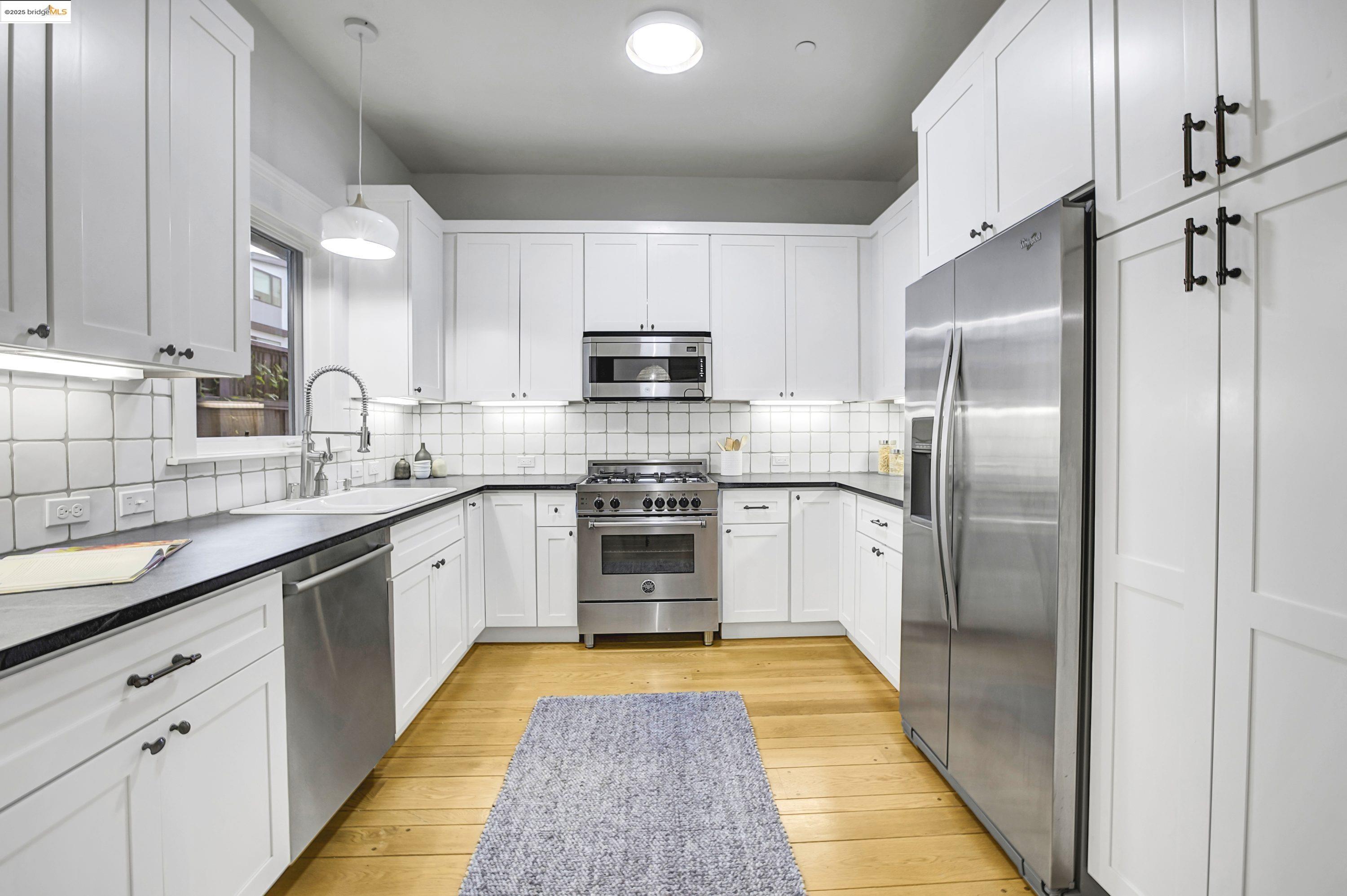 Detail Gallery Image 9 of 39 For 1911 9th St a,  Berkeley,  CA 94710 - 3 Beds | 2/1 Baths