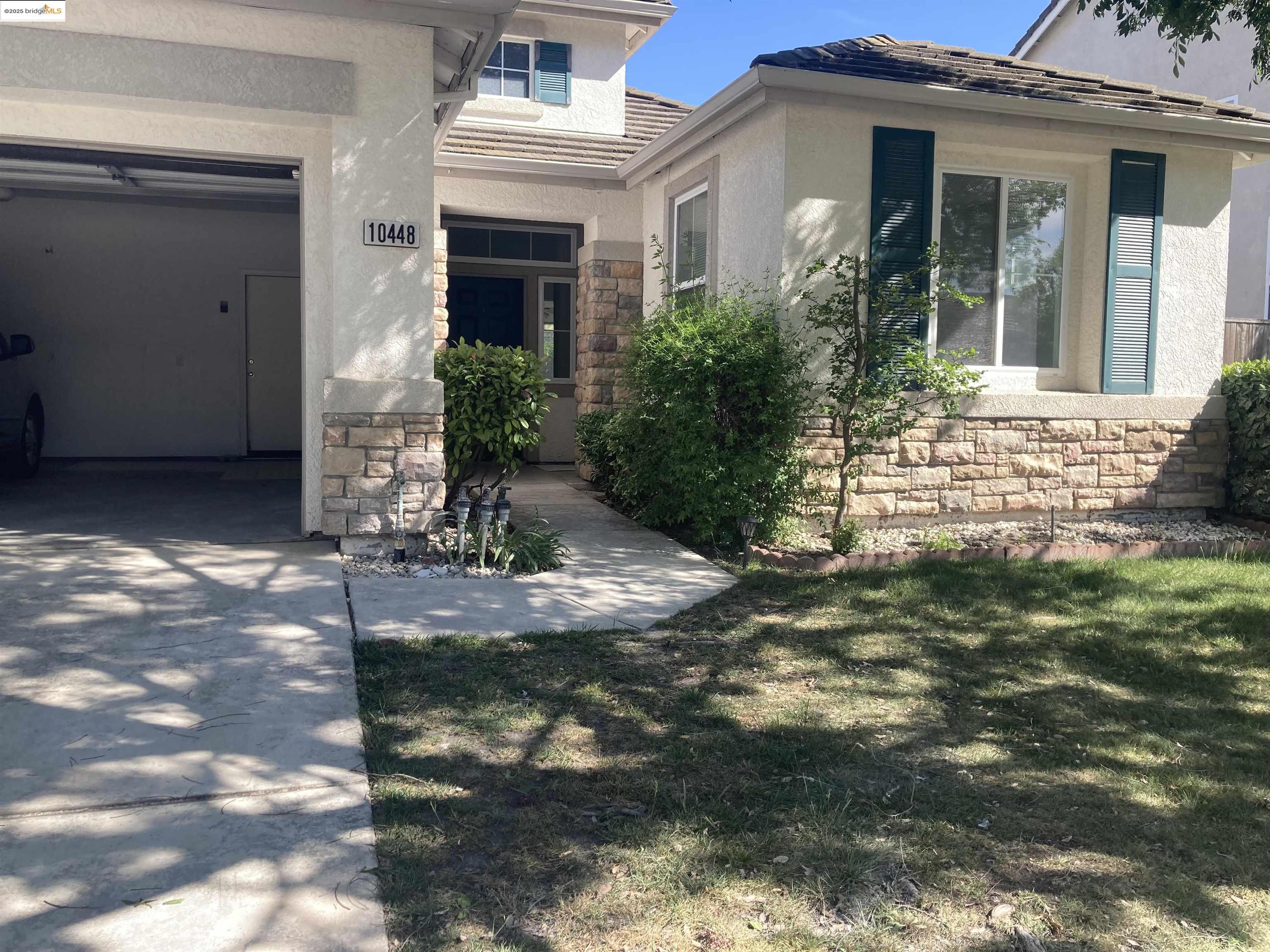 Detail Gallery Image 2 of 33 For 10448 Almanor Circle, Stockton,  CA 95219-9999 - 3 Beds | 2 Baths