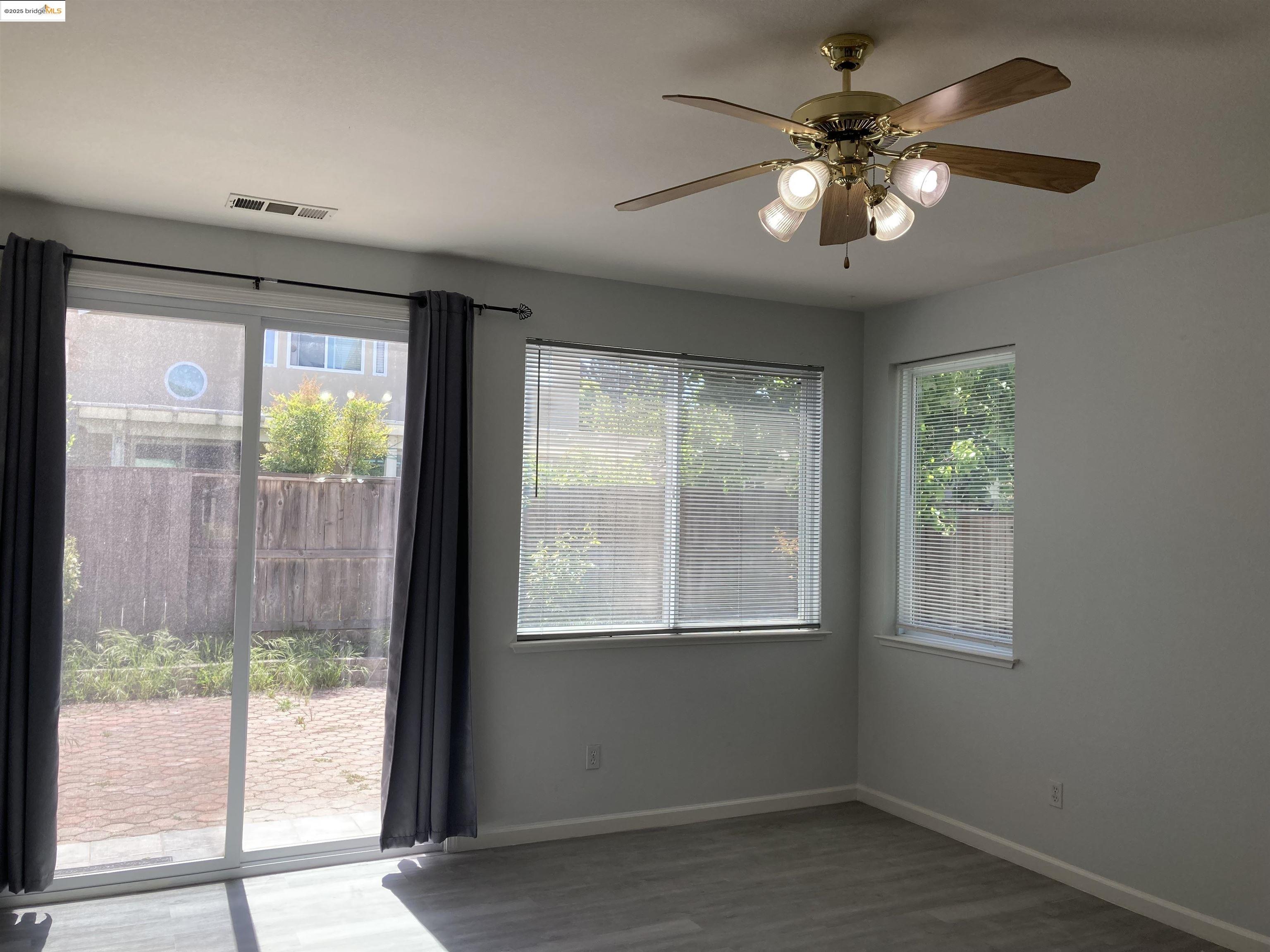 Detail Gallery Image 5 of 33 For 10448 Almanor Circle, Stockton,  CA 95219-9999 - 3 Beds | 2 Baths
