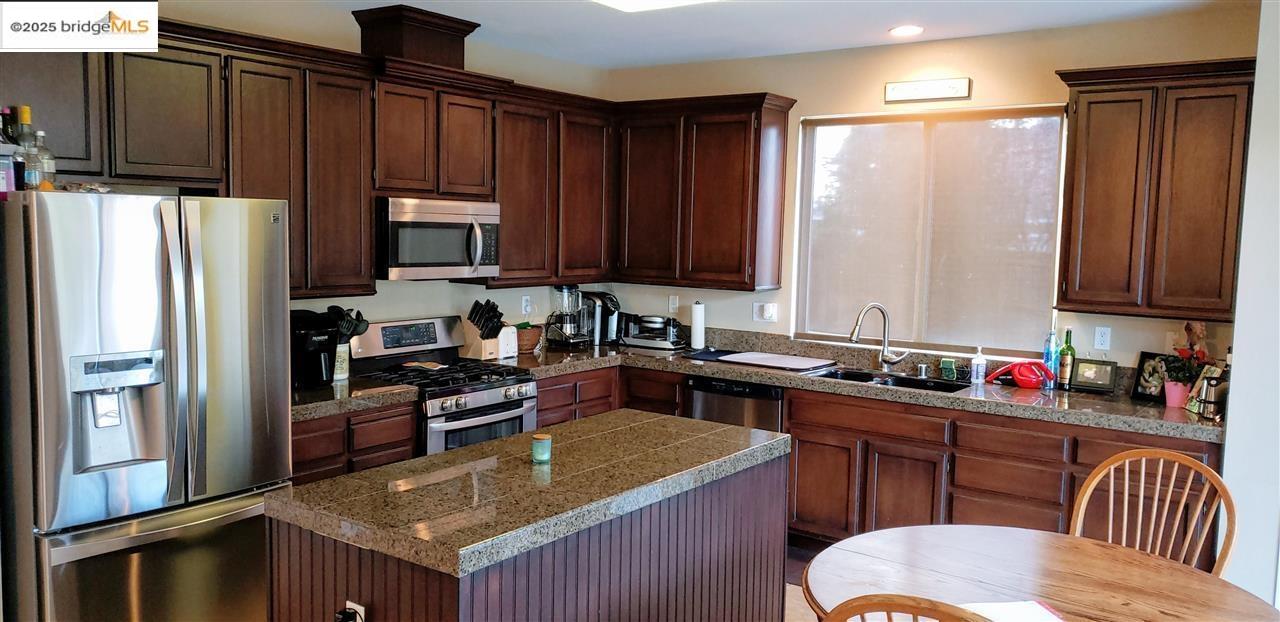 Detail Gallery Image 2 of 2 For 4350 Glen Canyon Circle, Pittsburg,  CA 94565-9999 - 6 Beds | 3 Baths