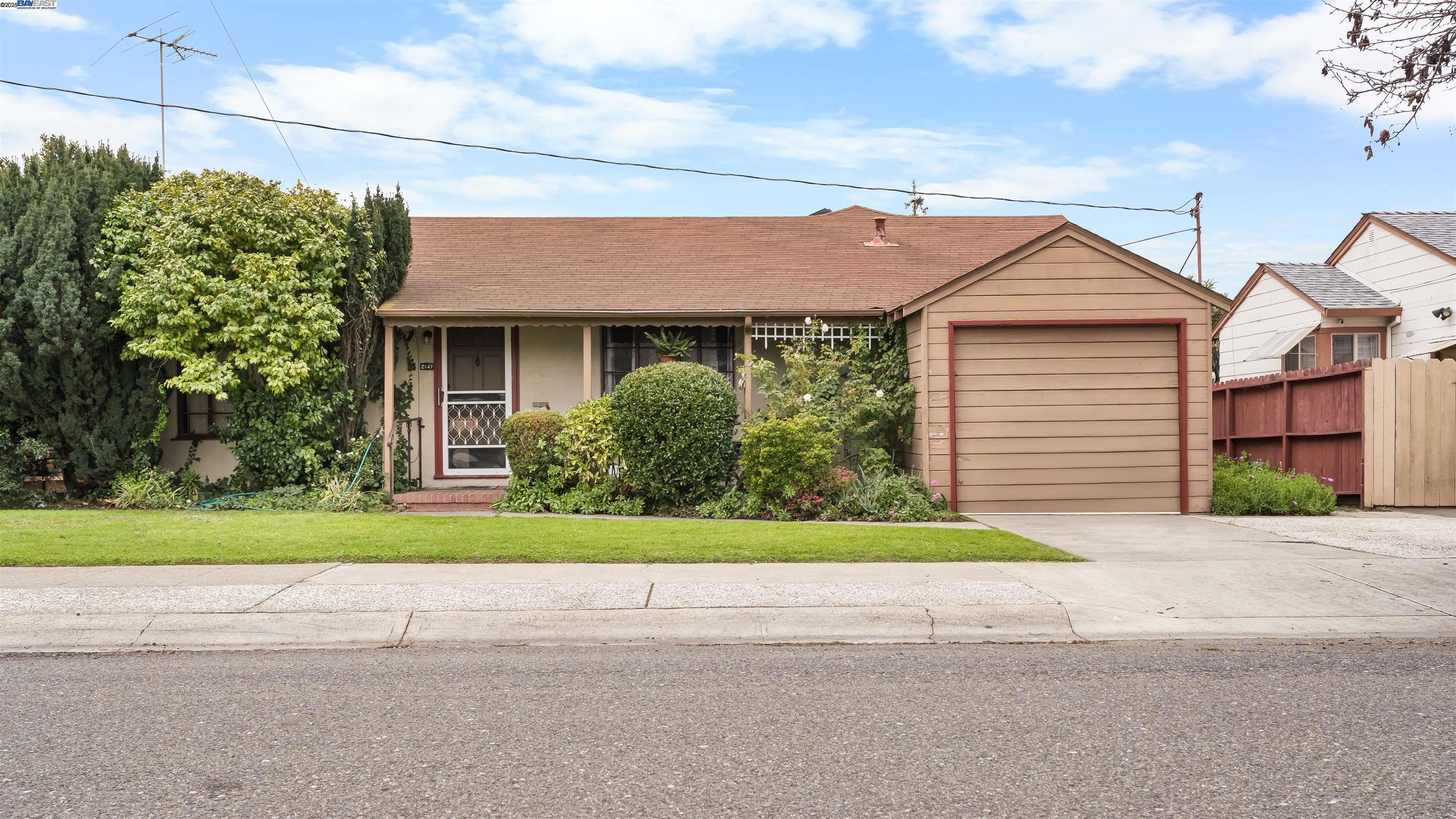 Detail Gallery Image 1 of 1 For 2147 Trombas Ave, San Leandro,  CA 94577 - 3 Beds | 2 Baths