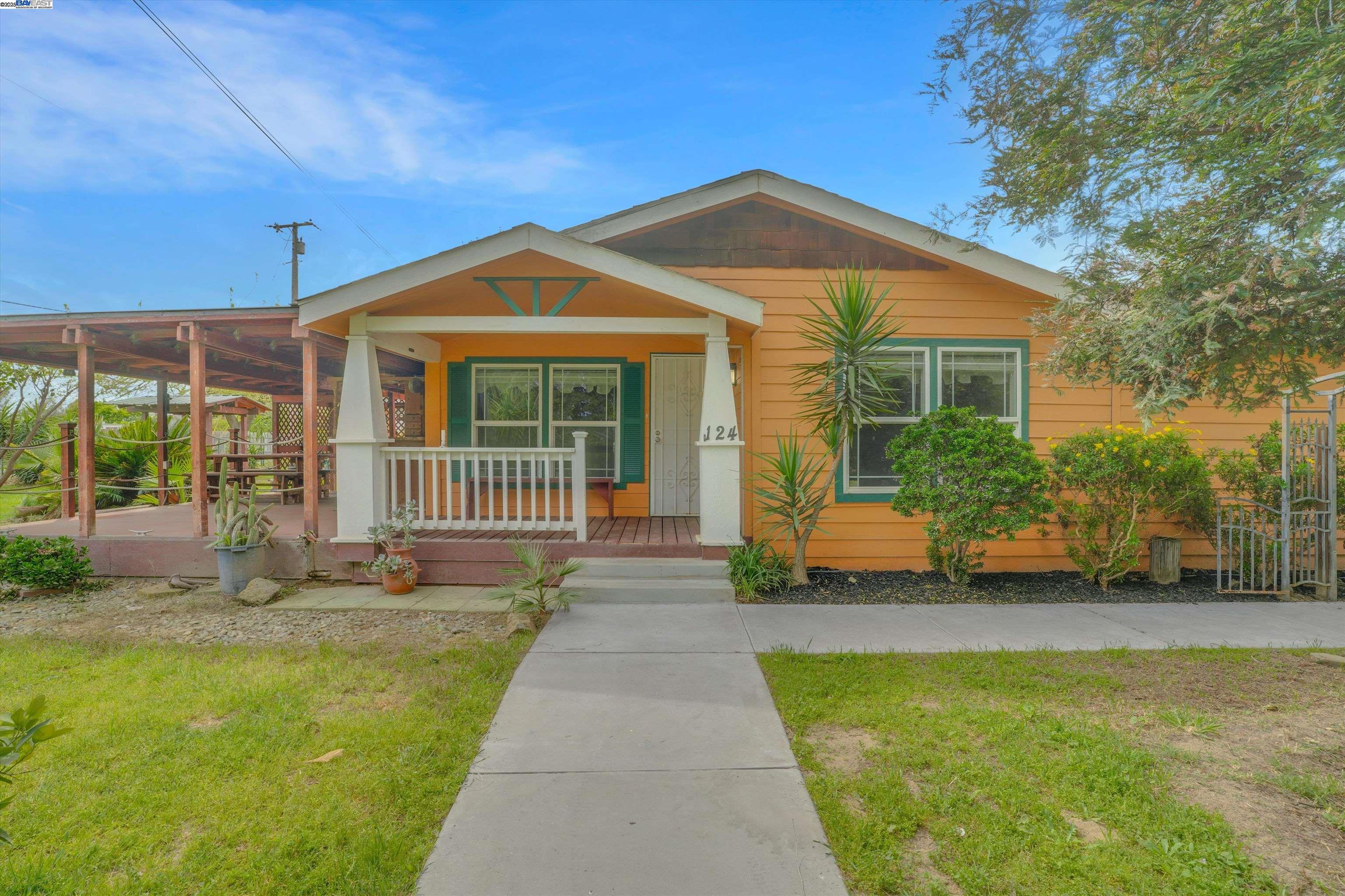 Detail Gallery Image 1 of 1 For 124 San Joaquin St, Modesto,  CA 95358 - 3 Beds | 2 Baths