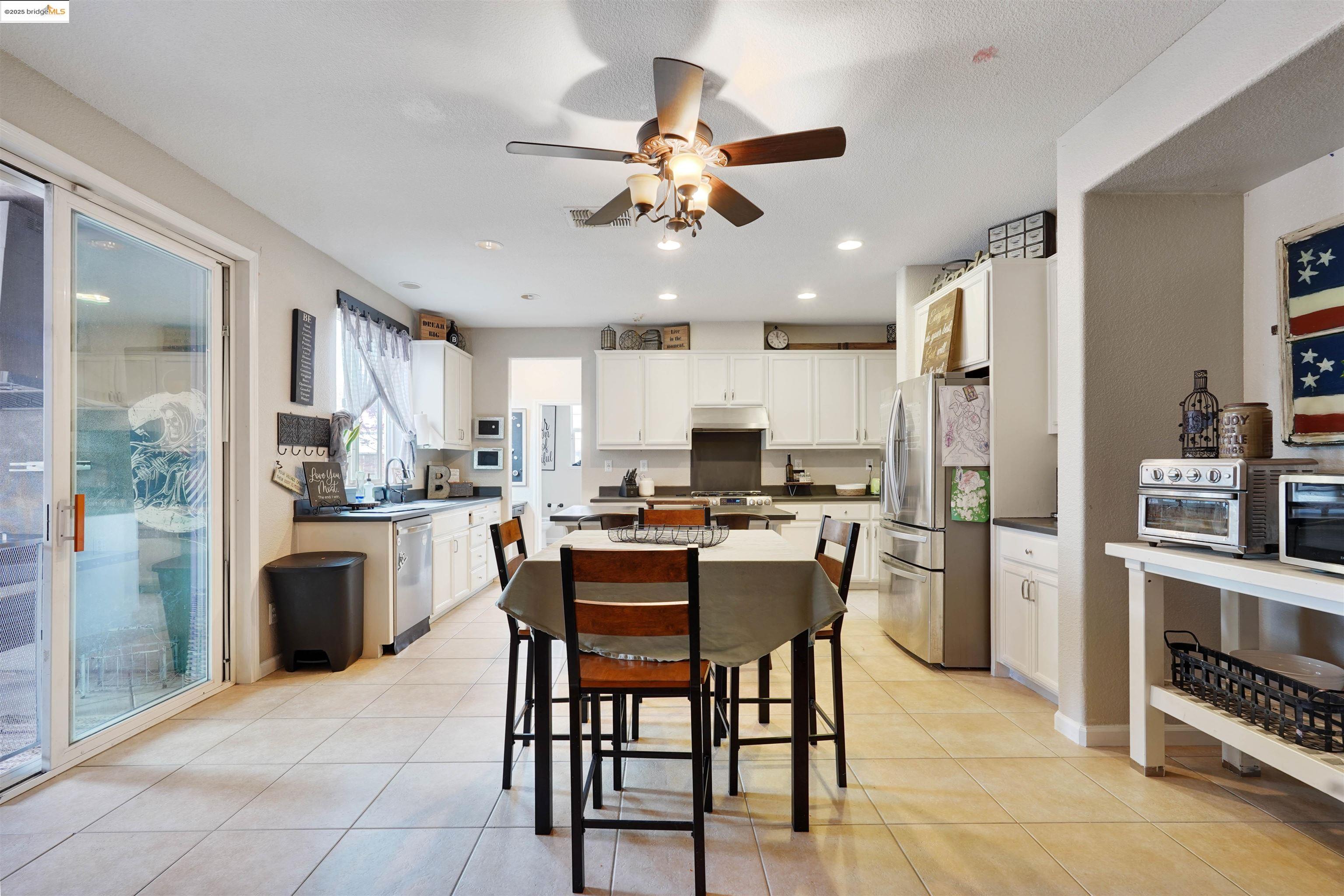 Detail Gallery Image 11 of 47 For 1410 Valley Glen Dr, Dixon,  CA 95620 - 4 Beds | 2/1 Baths