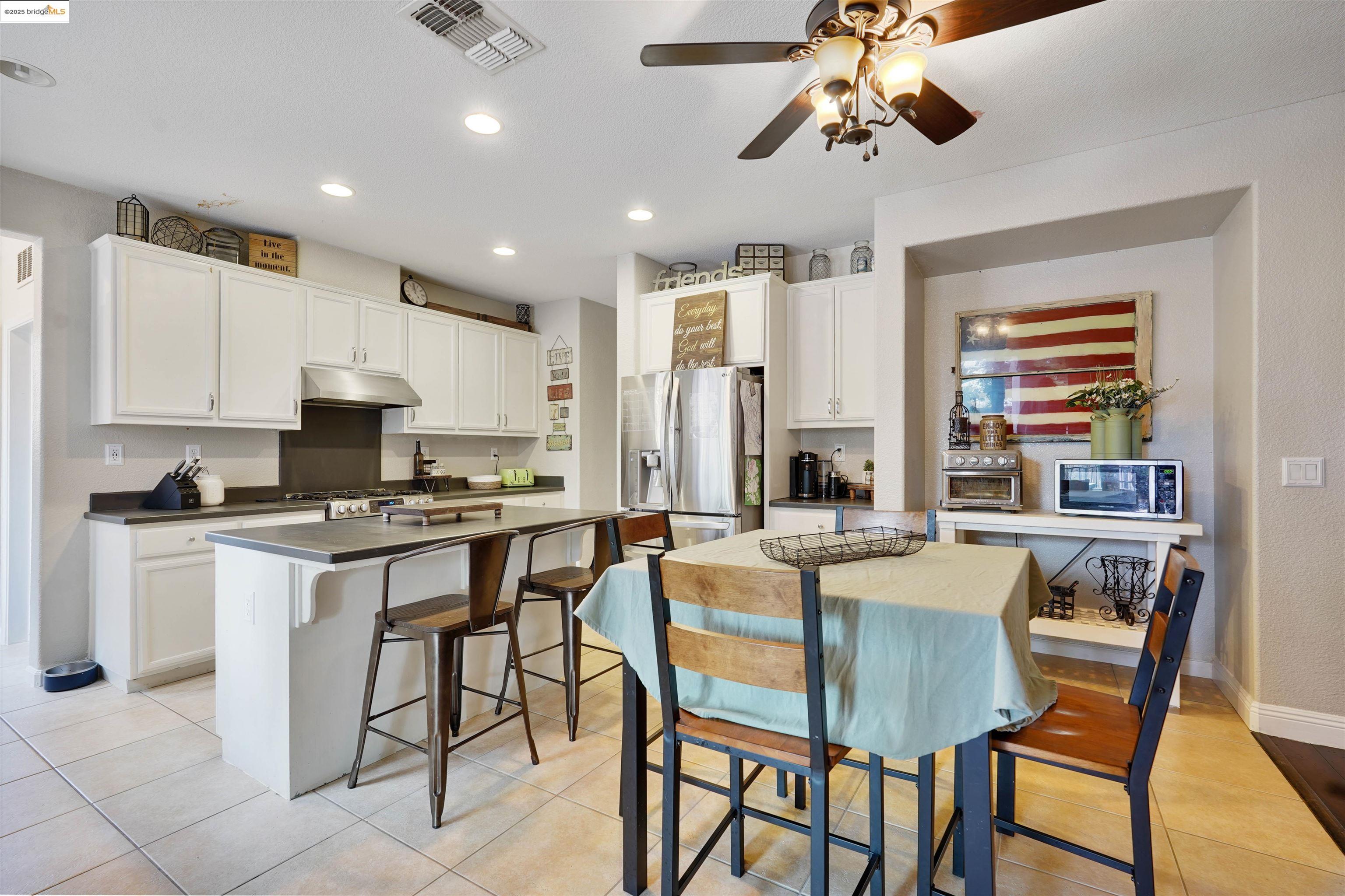Detail Gallery Image 12 of 47 For 1410 Valley Glen Dr, Dixon,  CA 95620 - 4 Beds | 2/1 Baths
