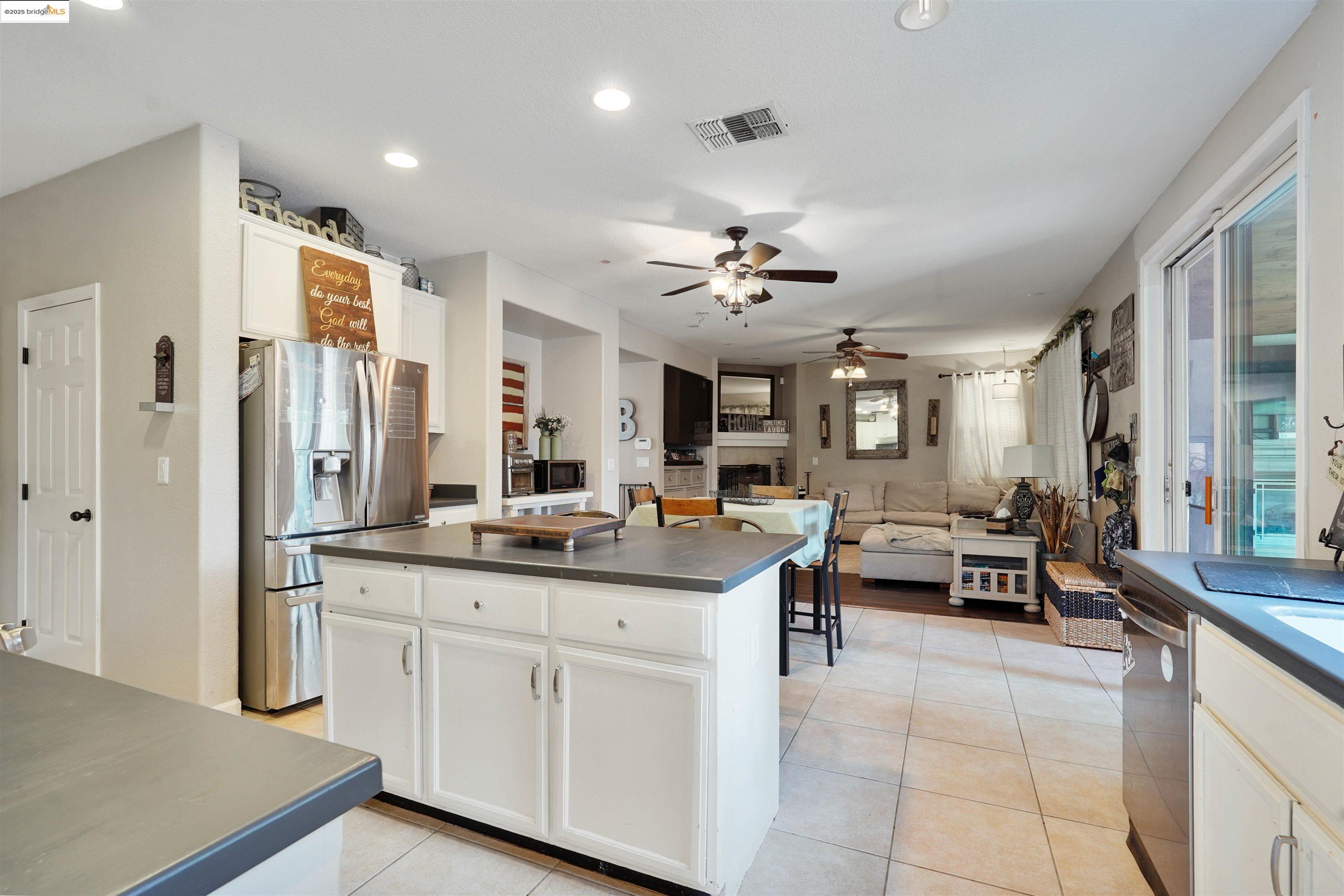 Detail Gallery Image 13 of 47 For 1410 Valley Glen Dr, Dixon,  CA 95620 - 4 Beds | 2/1 Baths