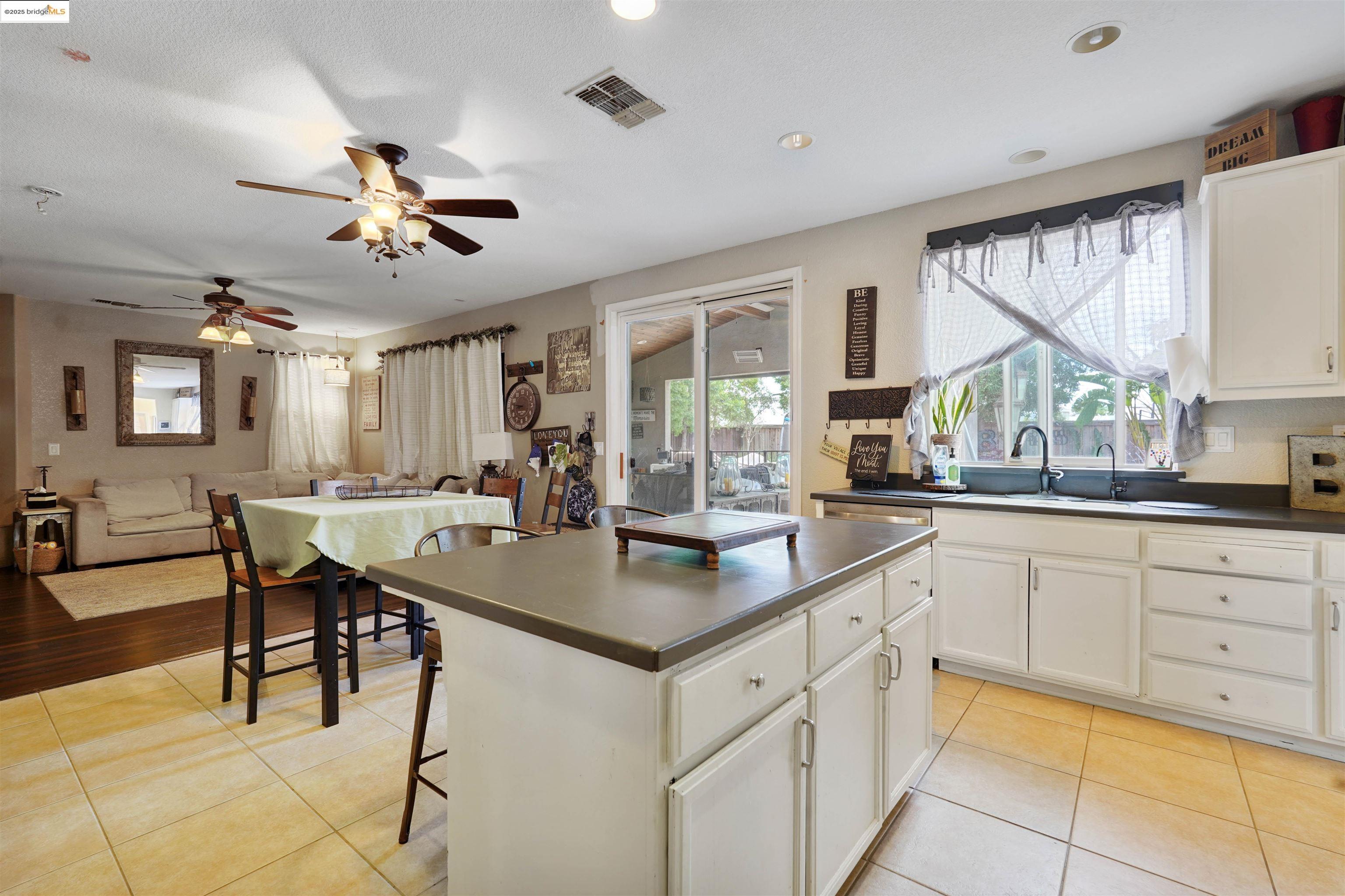 Detail Gallery Image 14 of 47 For 1410 Valley Glen Dr, Dixon,  CA 95620 - 4 Beds | 2/1 Baths