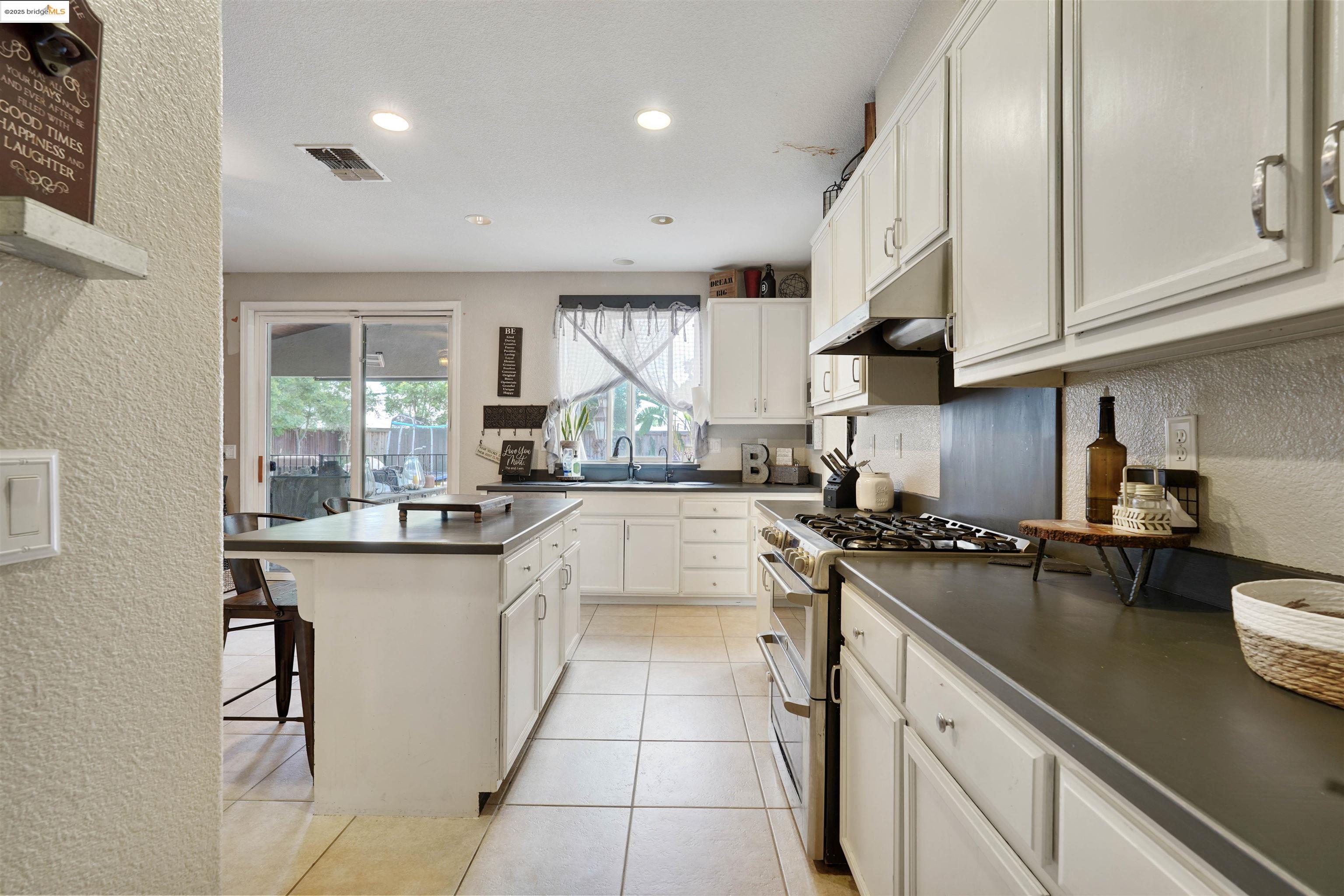 Detail Gallery Image 15 of 47 For 1410 Valley Glen Dr, Dixon,  CA 95620 - 4 Beds | 2/1 Baths