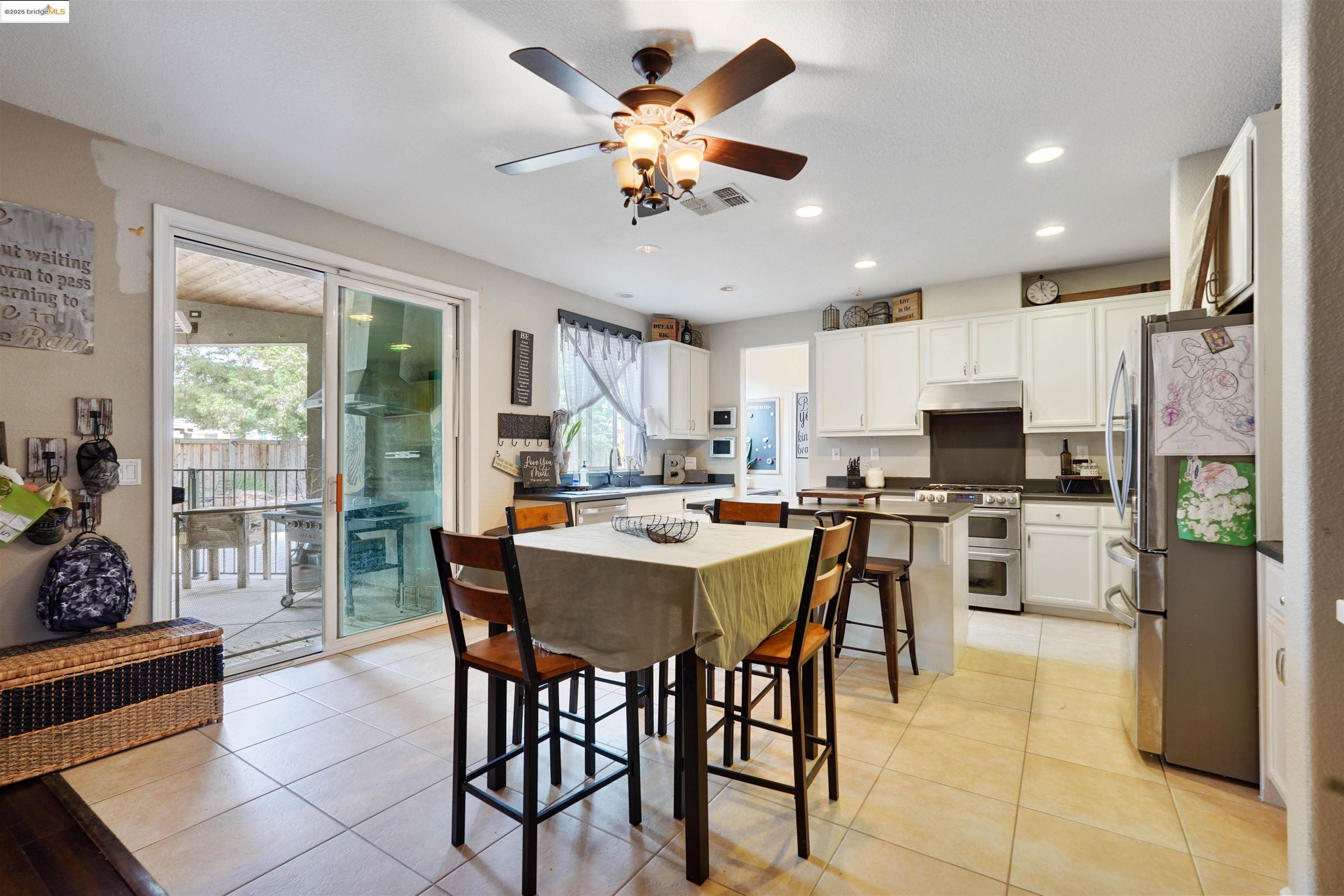 Detail Gallery Image 18 of 47 For 1410 Valley Glen Dr, Dixon,  CA 95620 - 4 Beds | 2/1 Baths