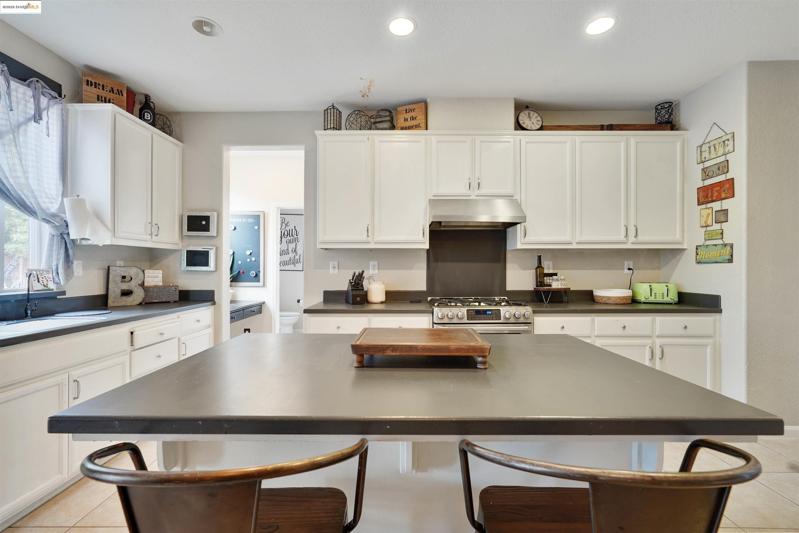 Detail Gallery Image 19 of 47 For 1410 Valley Glen Dr, Dixon,  CA 95620 - 4 Beds | 2/1 Baths