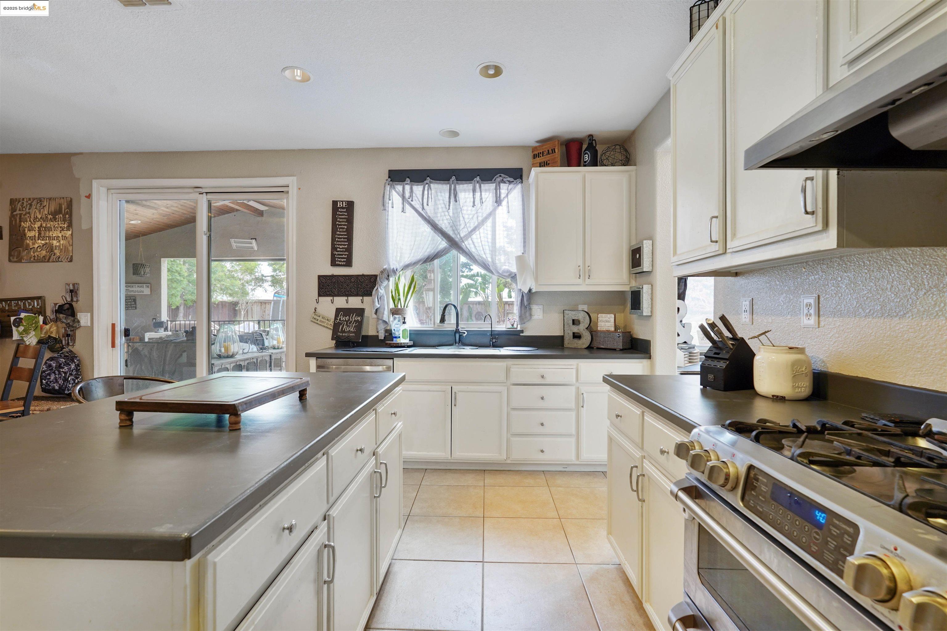 Detail Gallery Image 20 of 47 For 1410 Valley Glen Dr, Dixon,  CA 95620 - 4 Beds | 2/1 Baths