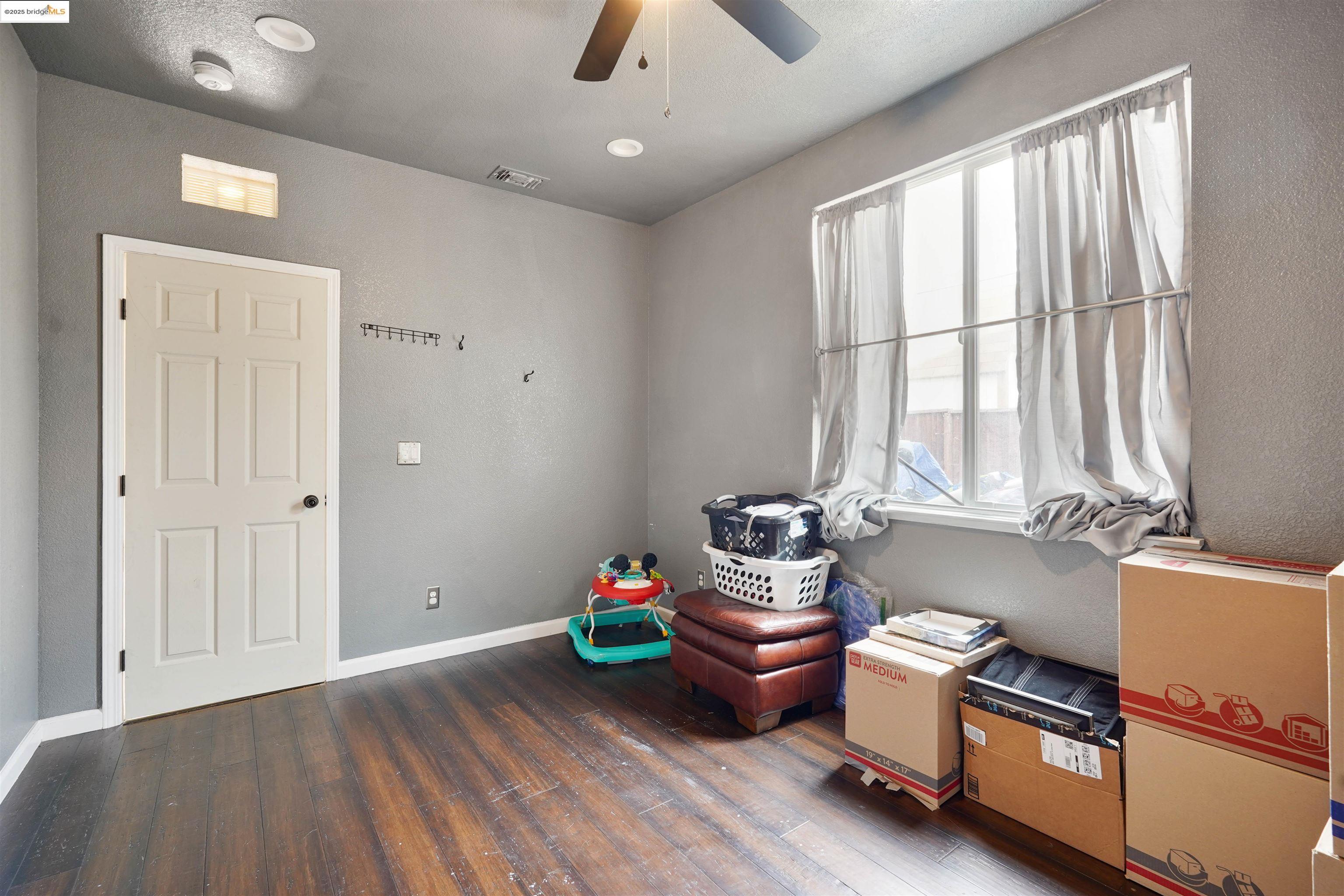 Detail Gallery Image 22 of 47 For 1410 Valley Glen Dr, Dixon,  CA 95620 - 4 Beds | 2/1 Baths