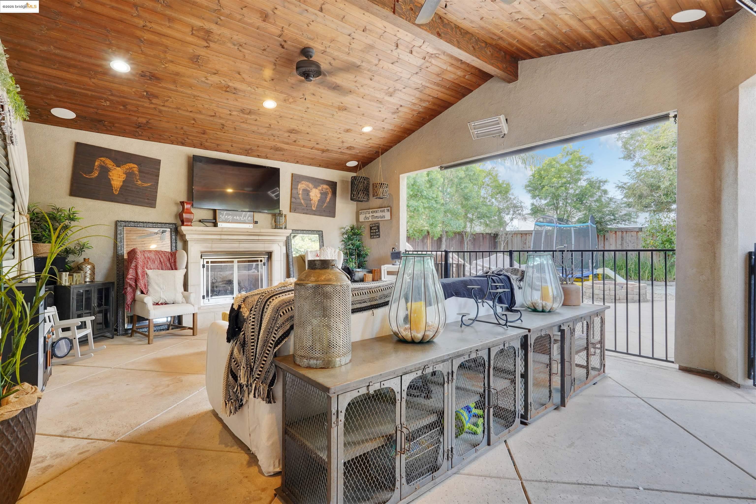 Detail Gallery Image 31 of 47 For 1410 Valley Glen Dr, Dixon,  CA 95620 - 4 Beds | 2/1 Baths