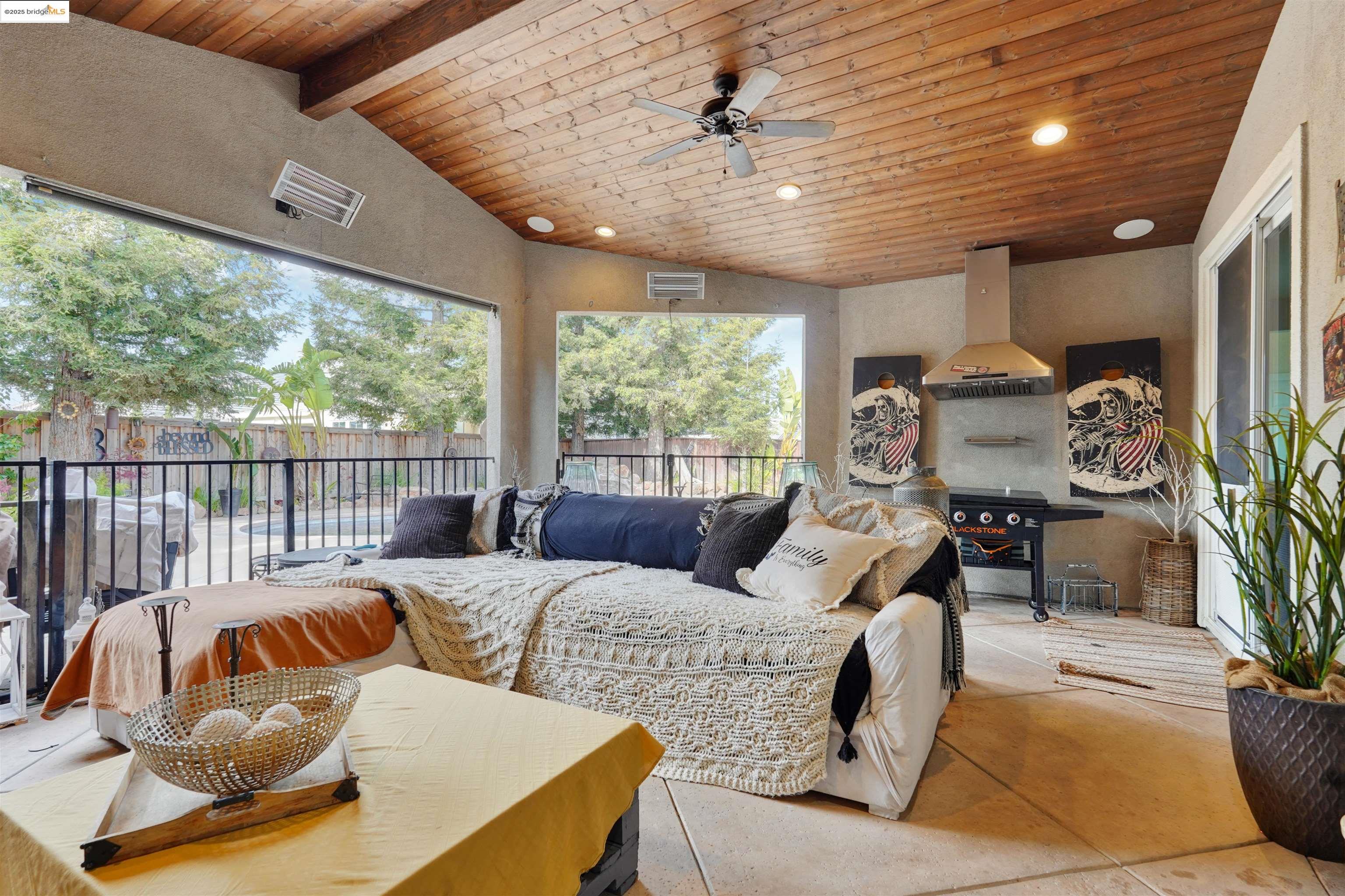 Detail Gallery Image 33 of 47 For 1410 Valley Glen Dr, Dixon,  CA 95620 - 4 Beds | 2/1 Baths