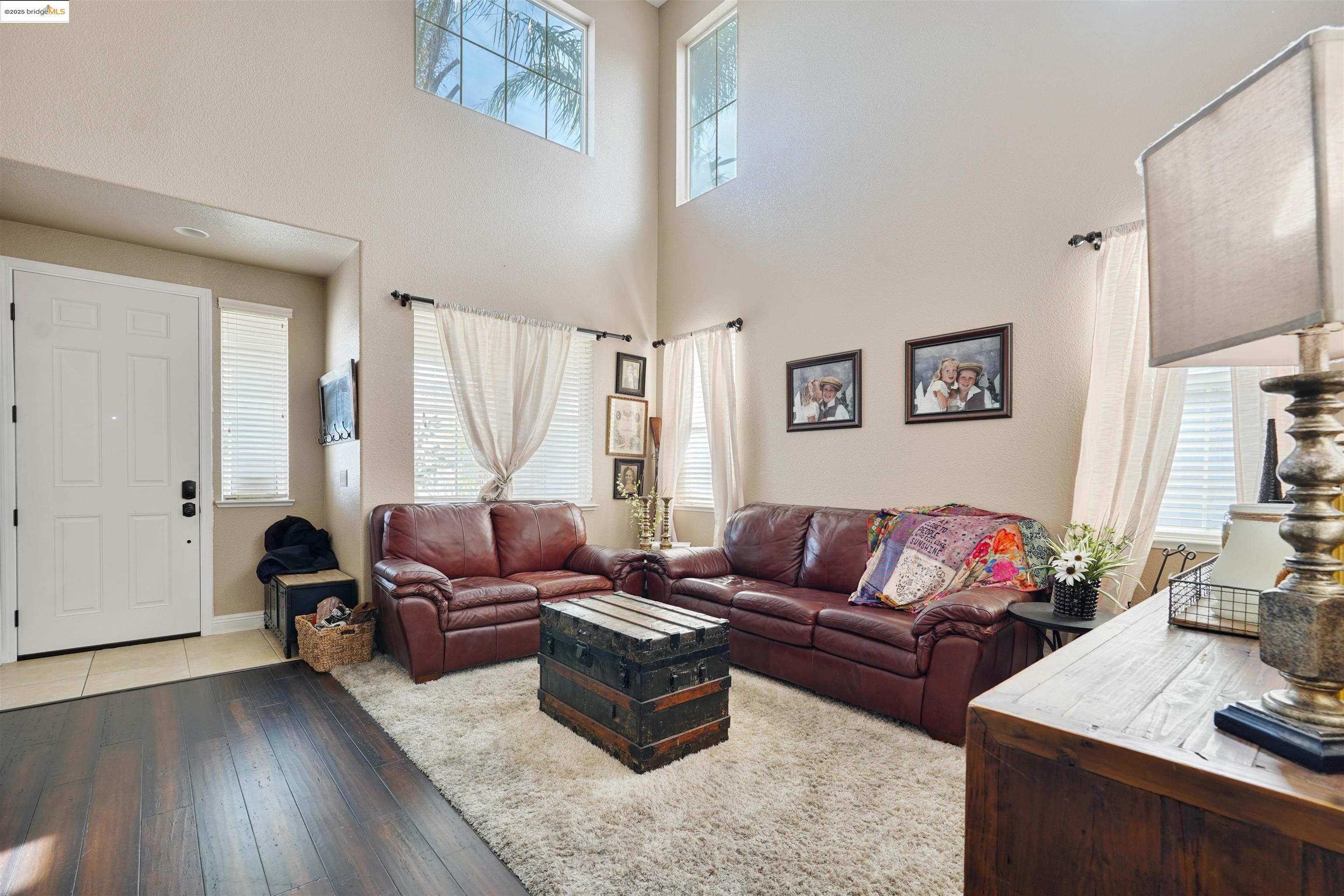 Detail Gallery Image 6 of 47 For 1410 Valley Glen Dr, Dixon,  CA 95620 - 4 Beds | 2/1 Baths