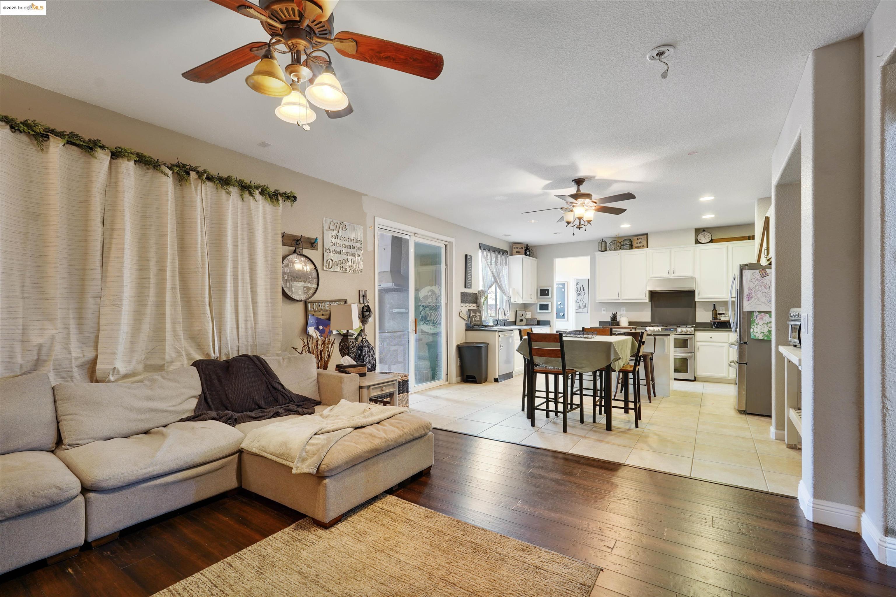 Detail Gallery Image 10 of 47 For 1410 Valley Glen Dr, Dixon,  CA 95620 - 4 Beds | 2/1 Baths