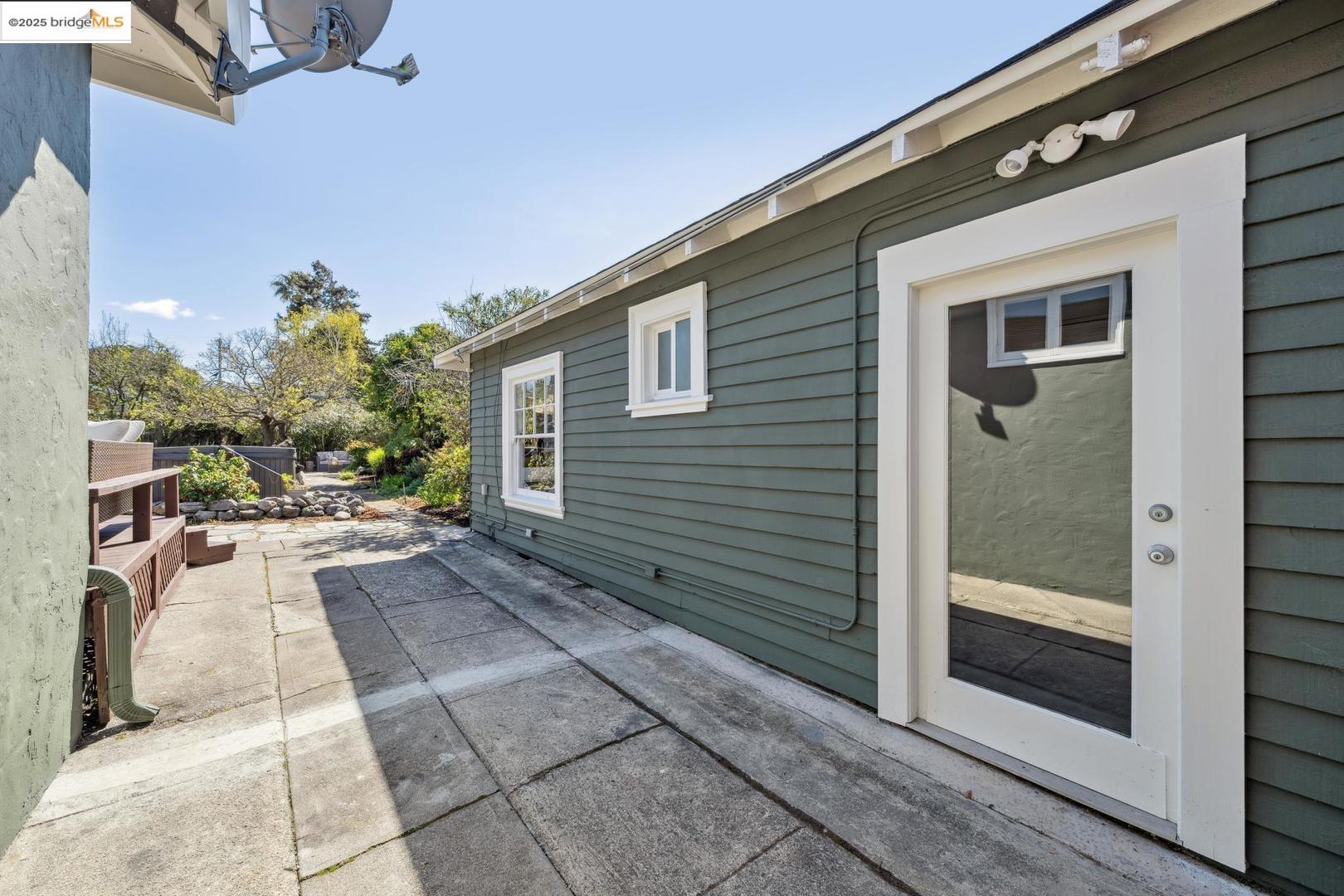 1323 Peralta Ave