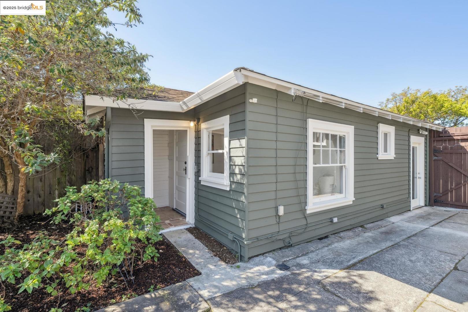 1323 Peralta Ave