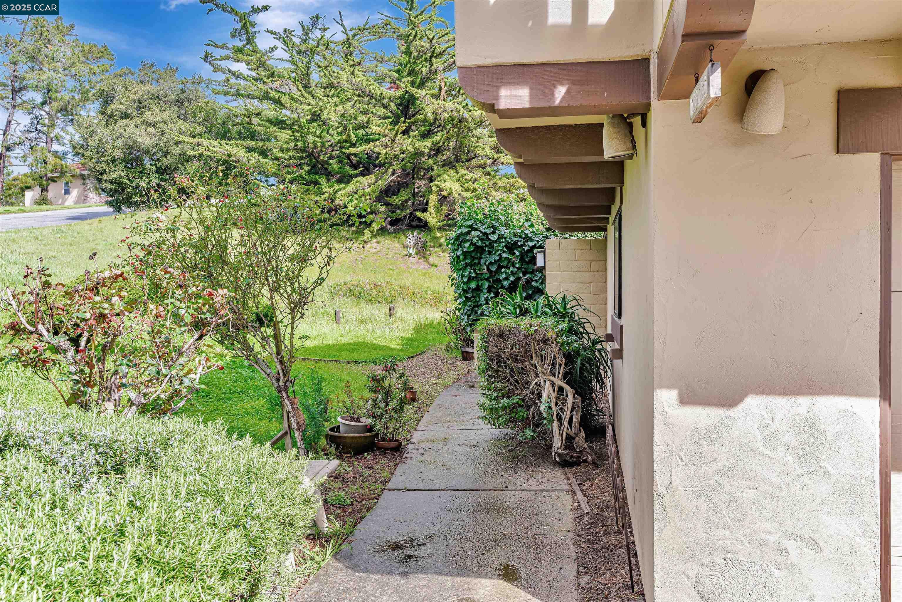 Detail Gallery Image 4 of 48 For 23725 Determine Ln, Monterey,  CA 93940 - 3 Beds | 2 Baths
