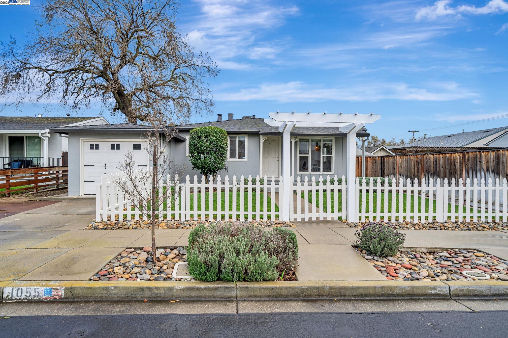 Detail Gallery Image 1 of 1 For 1055 Locust St, Livermore,  CA 94551 - 3 Beds | 2 Baths