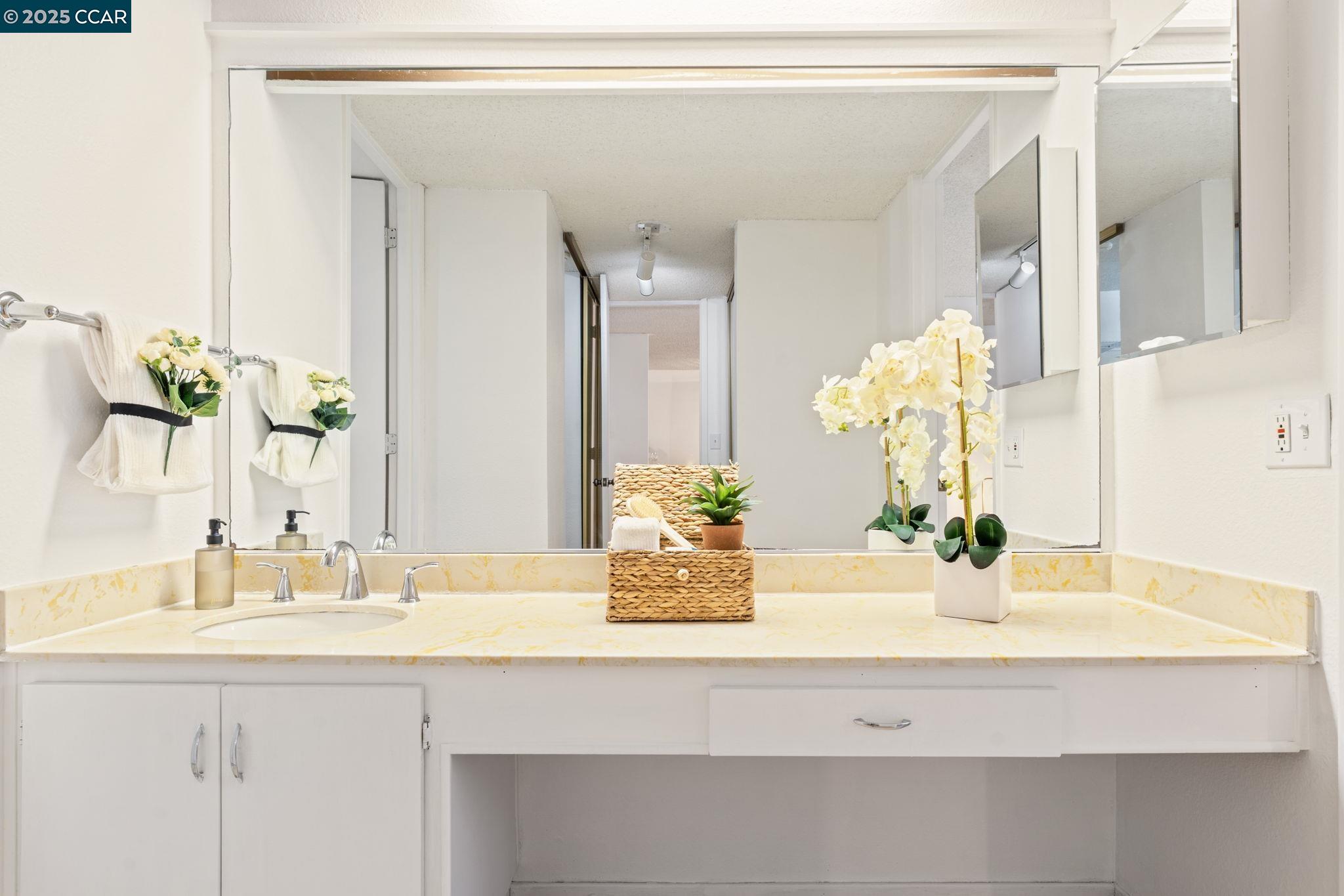 Detail Gallery Image 5 of 27 For 4108 Shelter Creek Ln, San Bruno,  CA 94066 - 1 Beds | 1 Baths