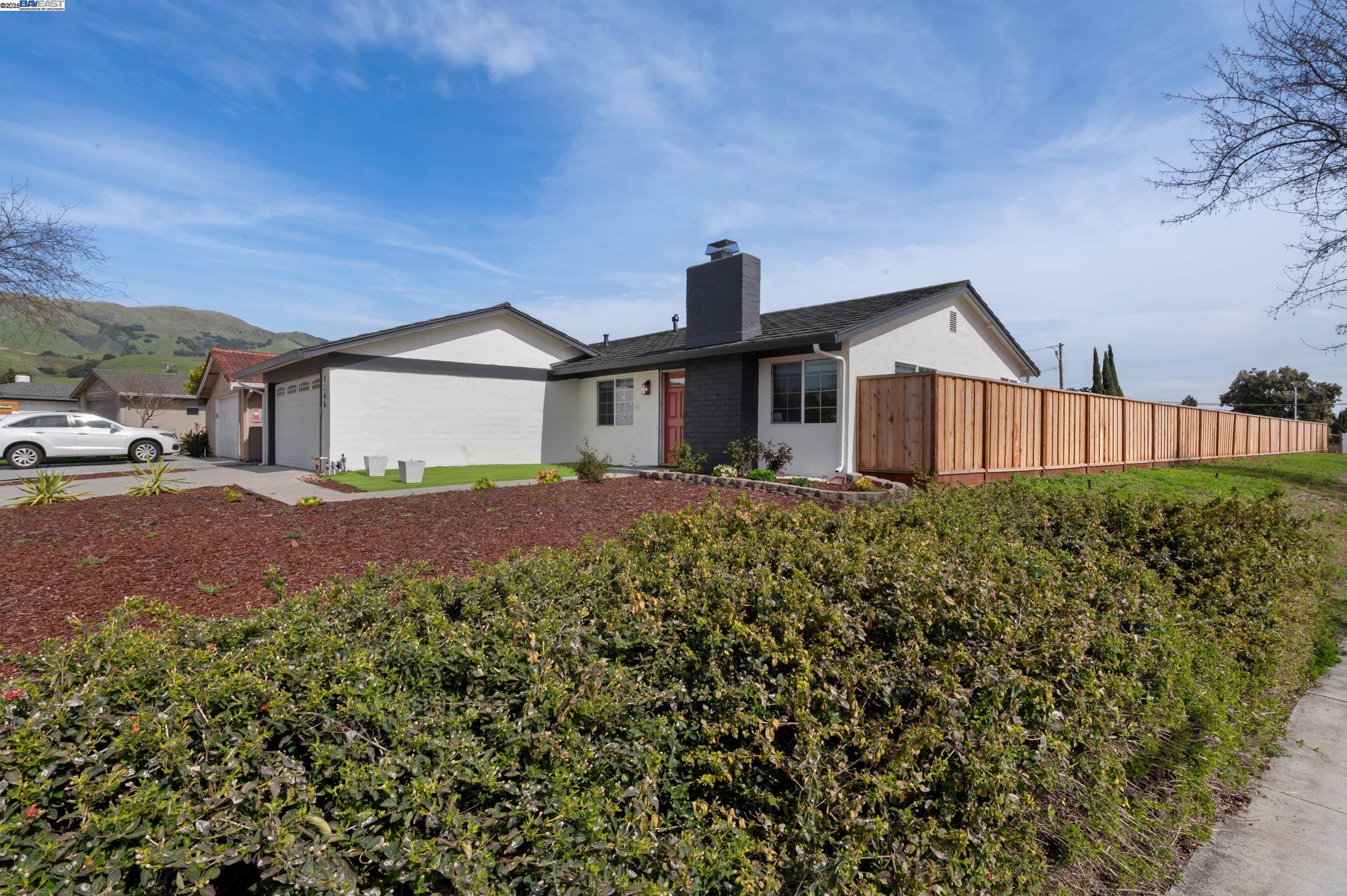 Detail Gallery Image 3 of 33 For 1300 Cirolero St, Milpitas,  CA 95035 - 3 Beds | 2 Baths