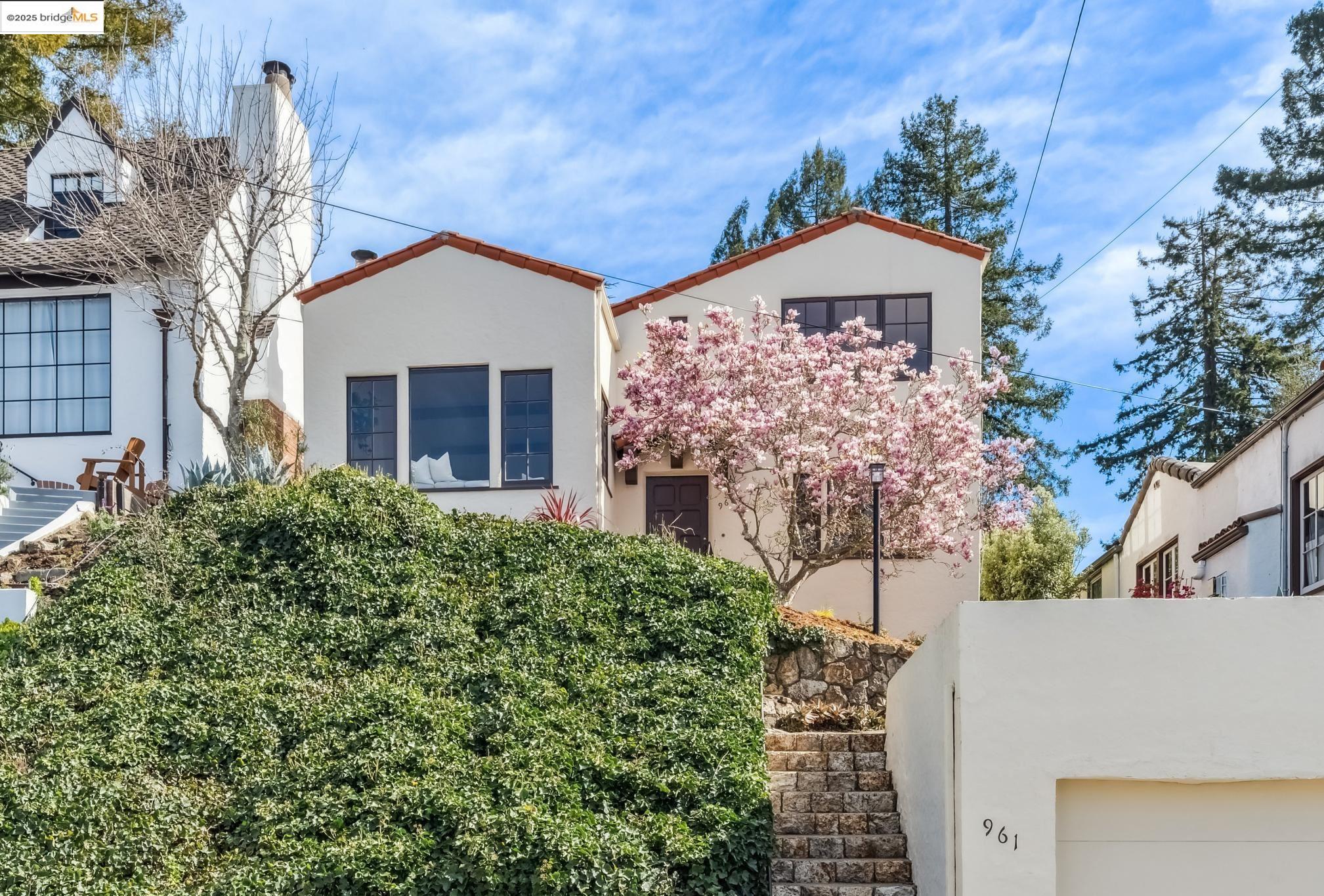 Detail Gallery Image 1 of 1 For 961 Hilldale, Berkeley,  CA 94708 - 3 Beds | 2 Baths