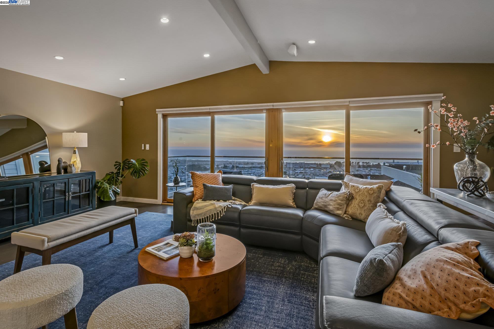 Detail Gallery Image 7 of 59 For 2123 Funston Ave, San Francisco,  CA 94116 - 4 Beds | 3/1 Baths