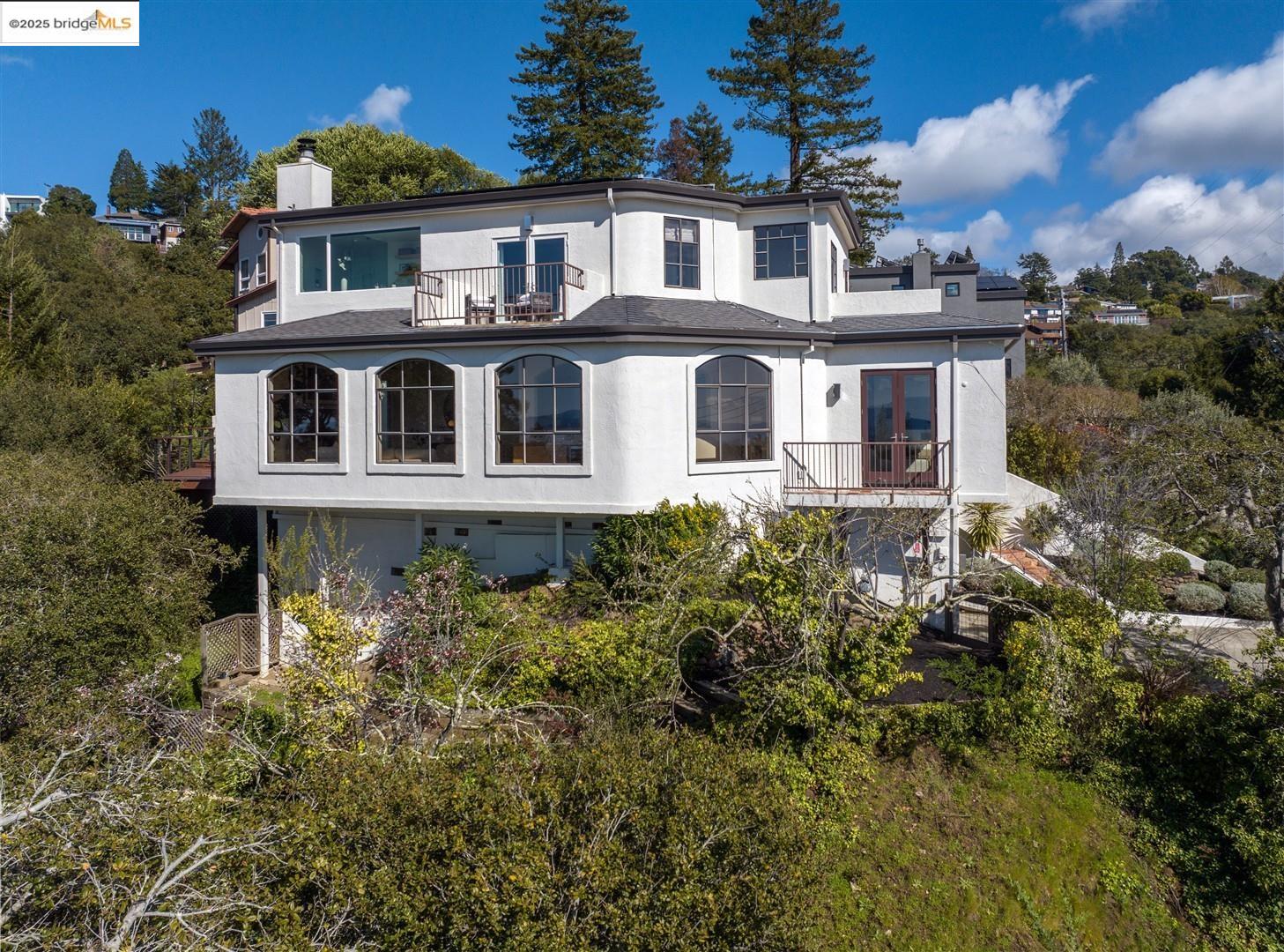Detail Gallery Image 1 of 49 For 1061 Sterling Ave, Berkeley,  CA 94708 - 3 Beds | 2/1 Baths