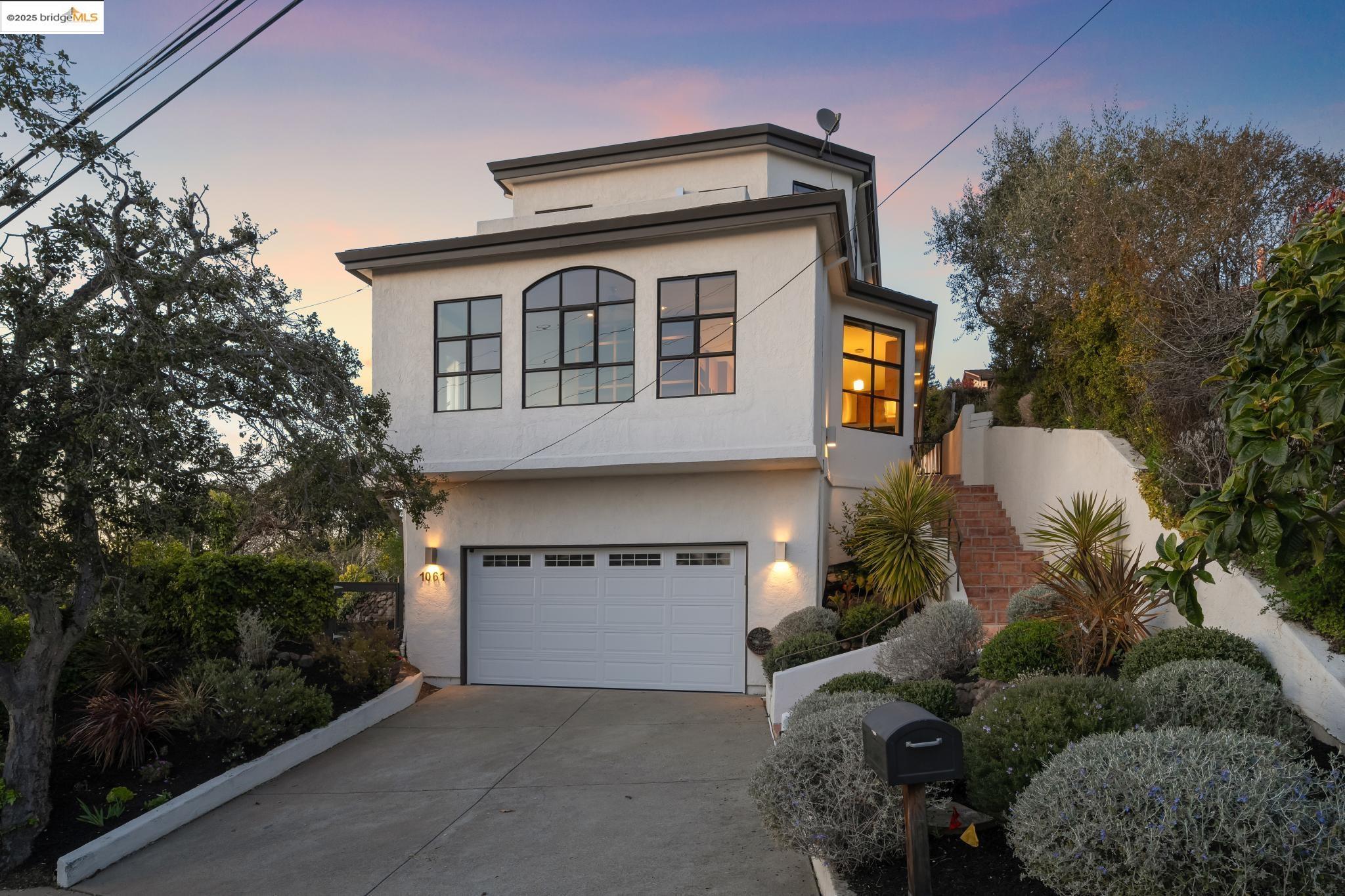 Detail Gallery Image 2 of 49 For 1061 Sterling Ave, Berkeley,  CA 94708 - 3 Beds | 2/1 Baths