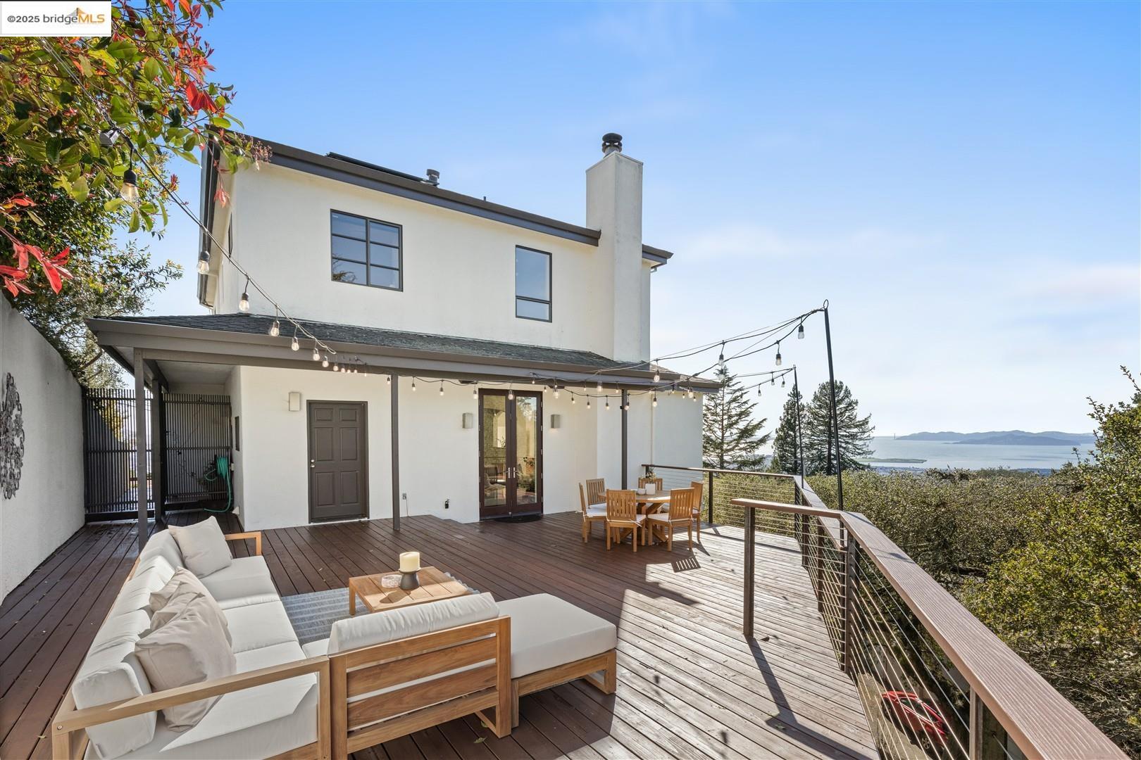Detail Gallery Image 11 of 49 For 1061 Sterling Ave, Berkeley,  CA 94708 - 3 Beds | 2/1 Baths