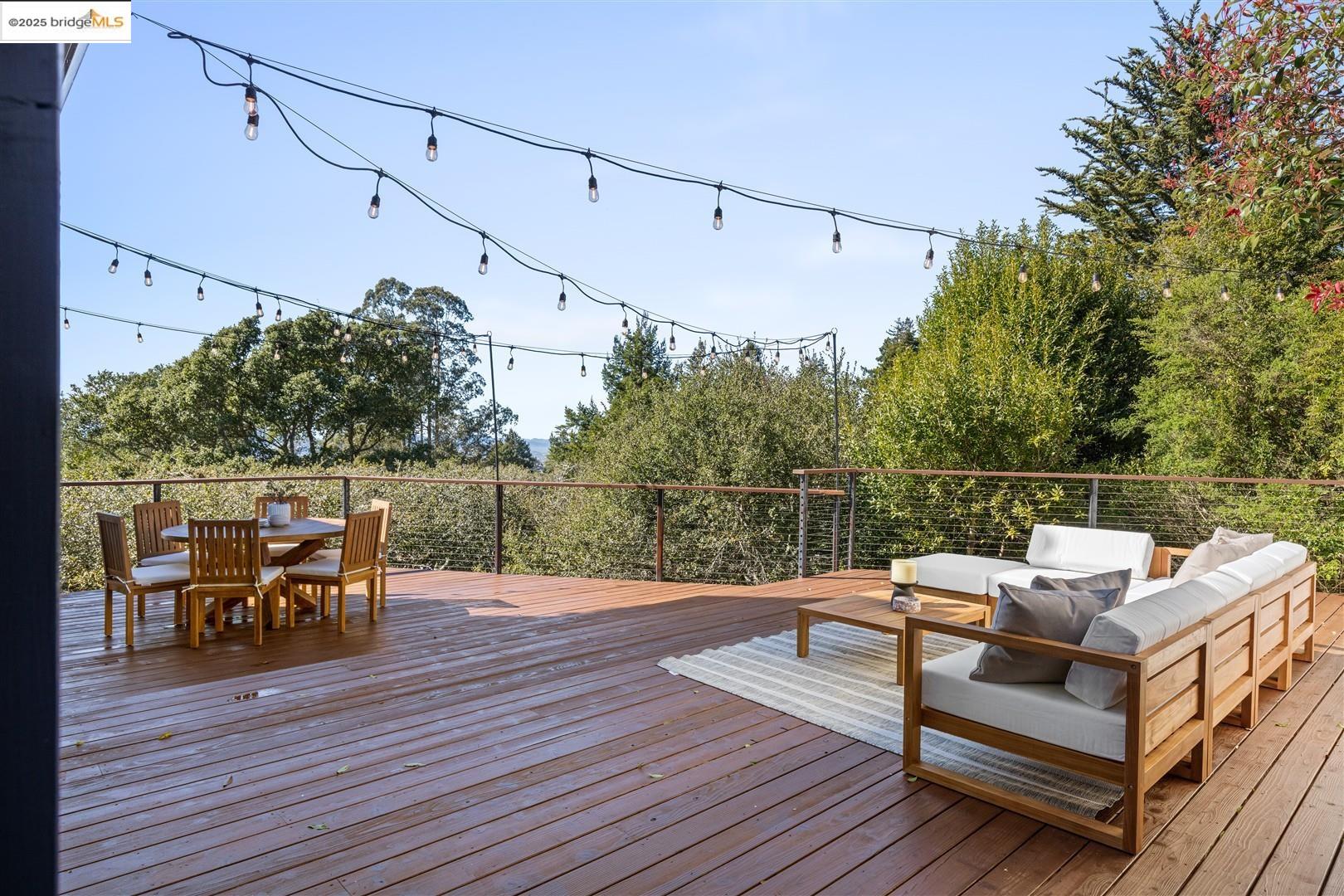 Detail Gallery Image 12 of 49 For 1061 Sterling Ave, Berkeley,  CA 94708 - 3 Beds | 2/1 Baths